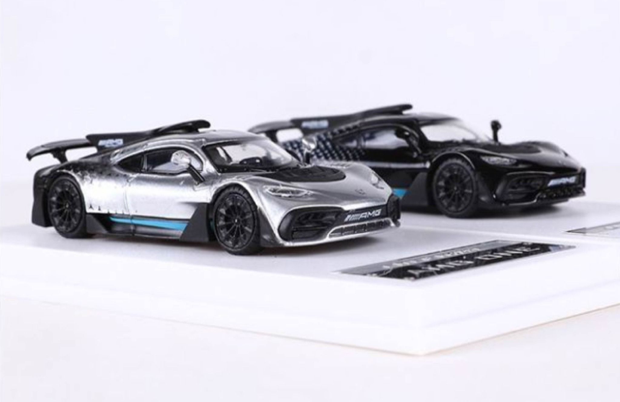 Mô hình xe Mercedes-Benz AMG ONE sports tỉ lệ 1:64 có đế và hộp mica LMLF OT64030