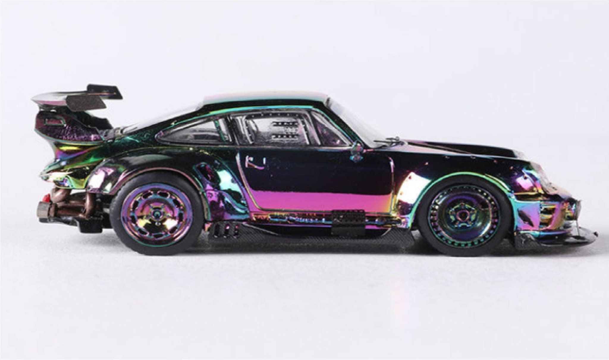 Mô hình xe Porsche RWB 964-993 tỉ lệ 1:64 có đế và hộp mica DCM Model