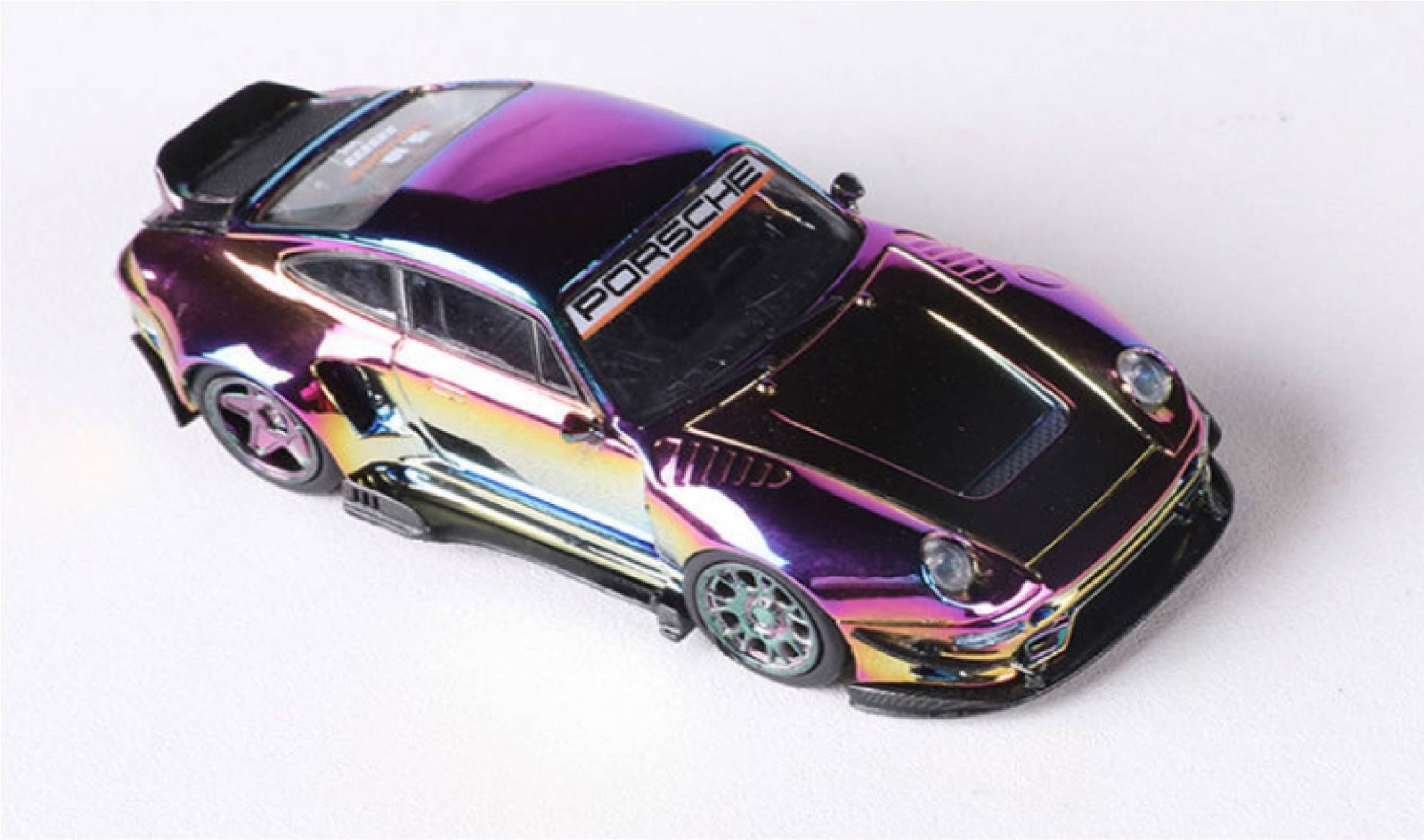 Mô hình xe Porsche RWB 964-993 tỉ lệ 1:64 có đế và hộp mica DCM Model
