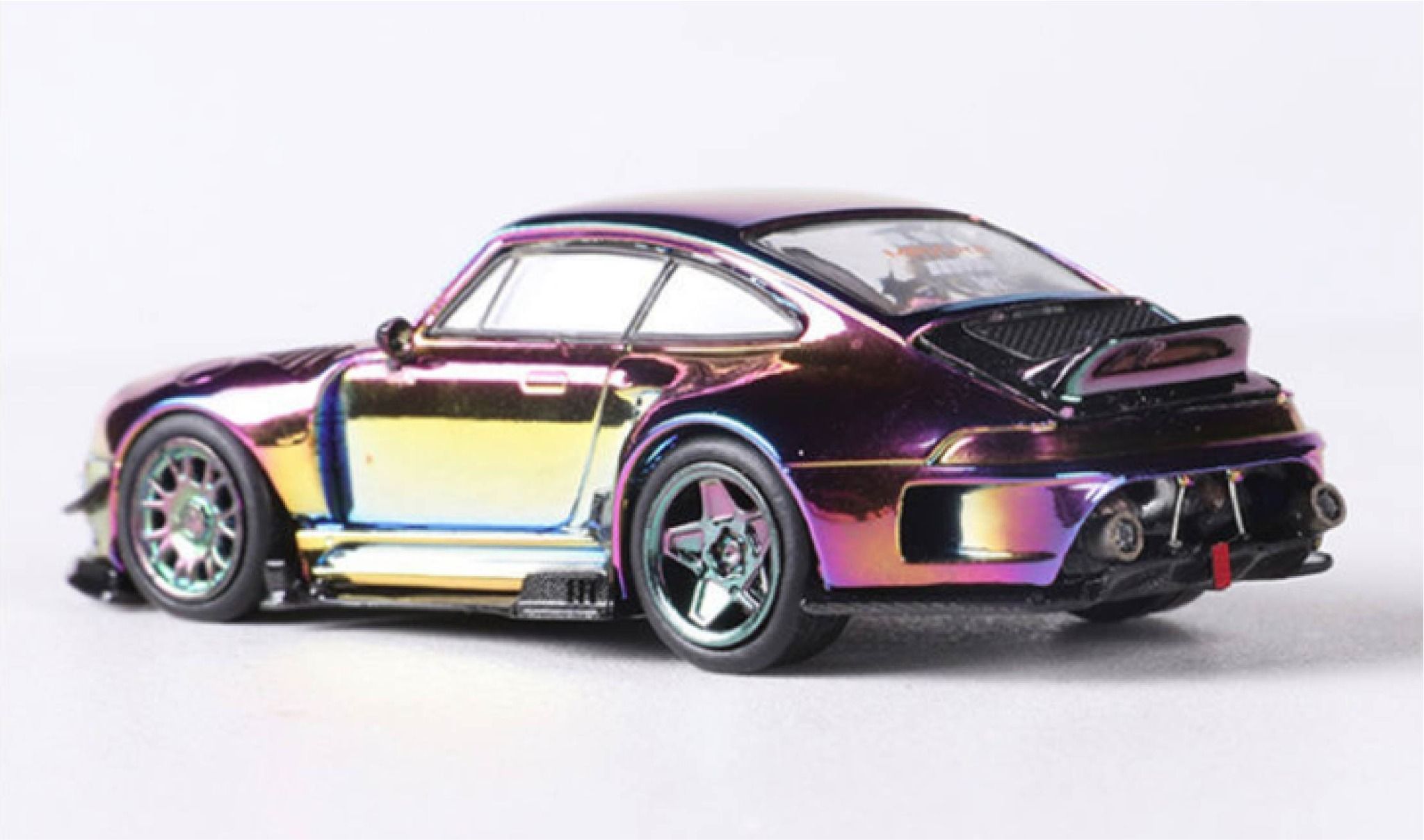 Mô hình xe Porsche RWB 964-993 tỉ lệ 1:64 có đế và hộp mica DCM Model