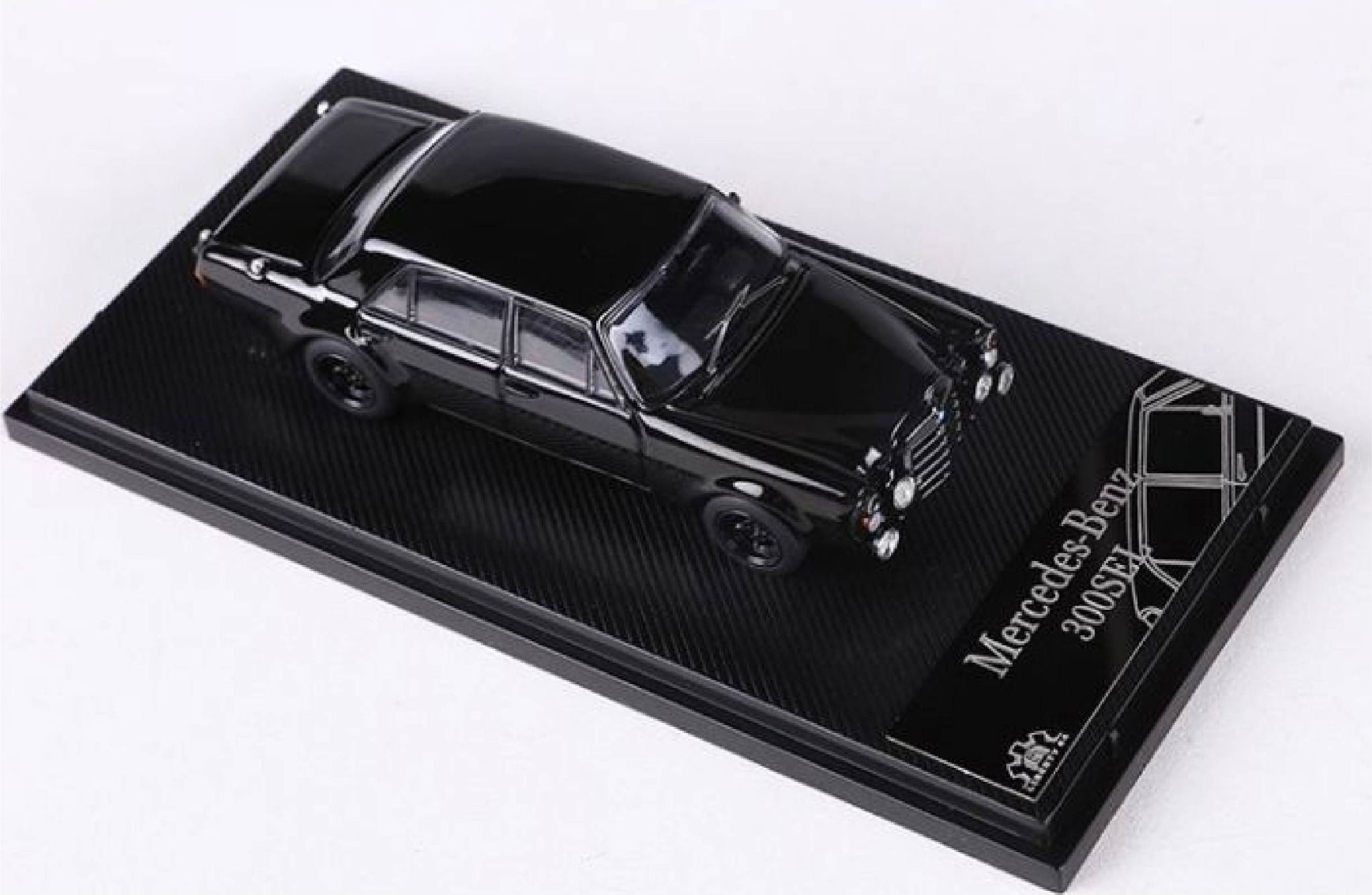 Mô hình xe Mercedes 300SEL Classic tỉ lệ 1:64 có đế và hộp mica Liberty64 Model OT64044