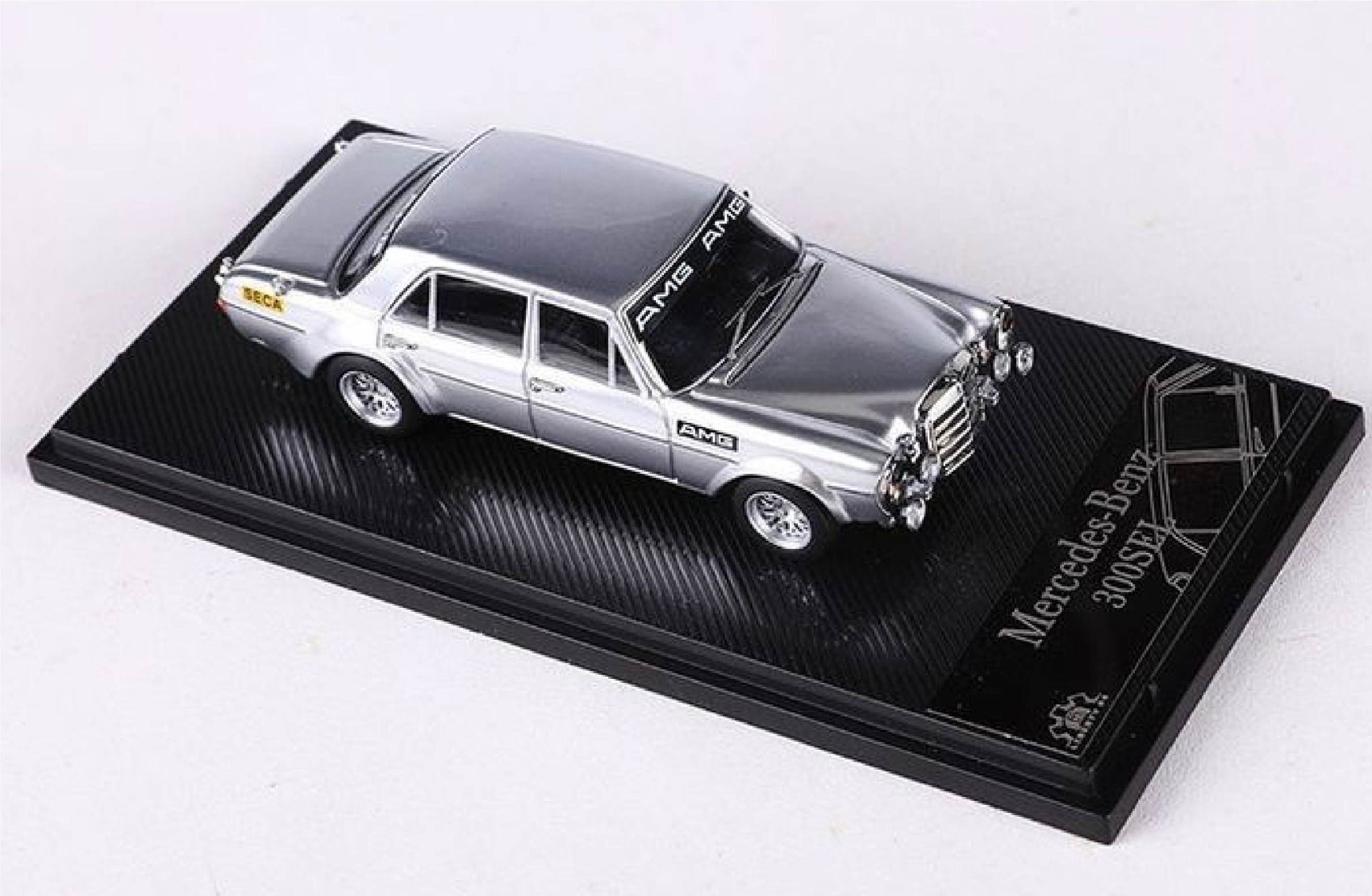 Mô hình xe Mercedes 300SEL Classic tỉ lệ 1:64 có đế và hộp mica Liberty64 Model OT64044
