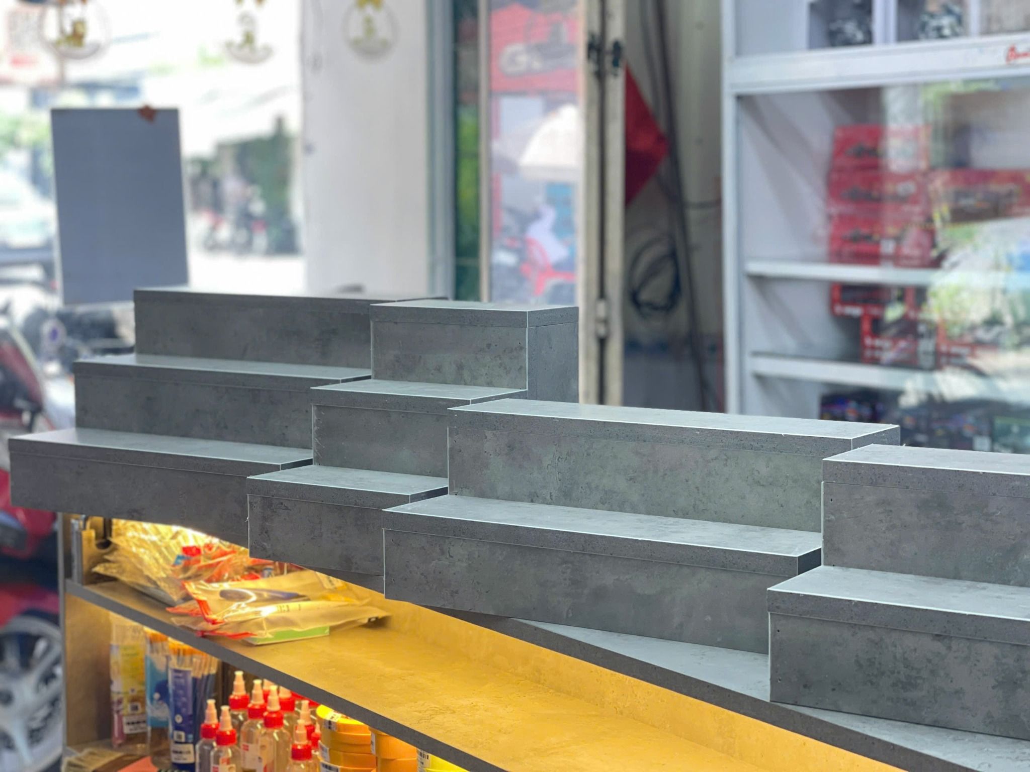 Phụ kiện bục trưng bày gỗ MDF màu xi măng dày 18mm rộng 10cm mỗi tầng cho mô hình xe, nhân vật, gumdam máy bay các tỉ lệ PK485