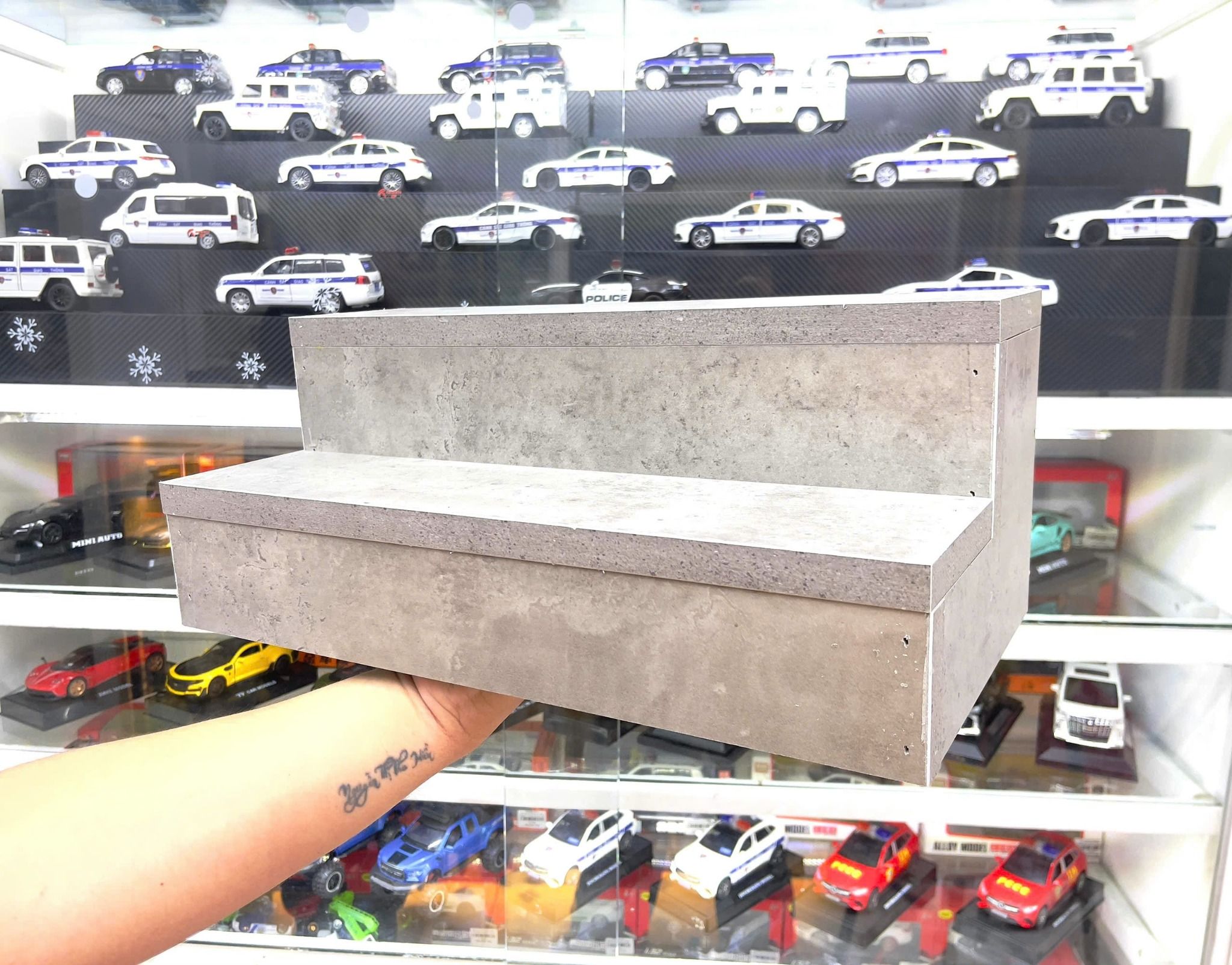 Phụ kiện bục trưng bày gỗ MDF màu xi măng dày 18mm rộng 10cm mỗi tầng cho mô hình xe, nhân vật, gumdam máy bay các tỉ lệ PK485