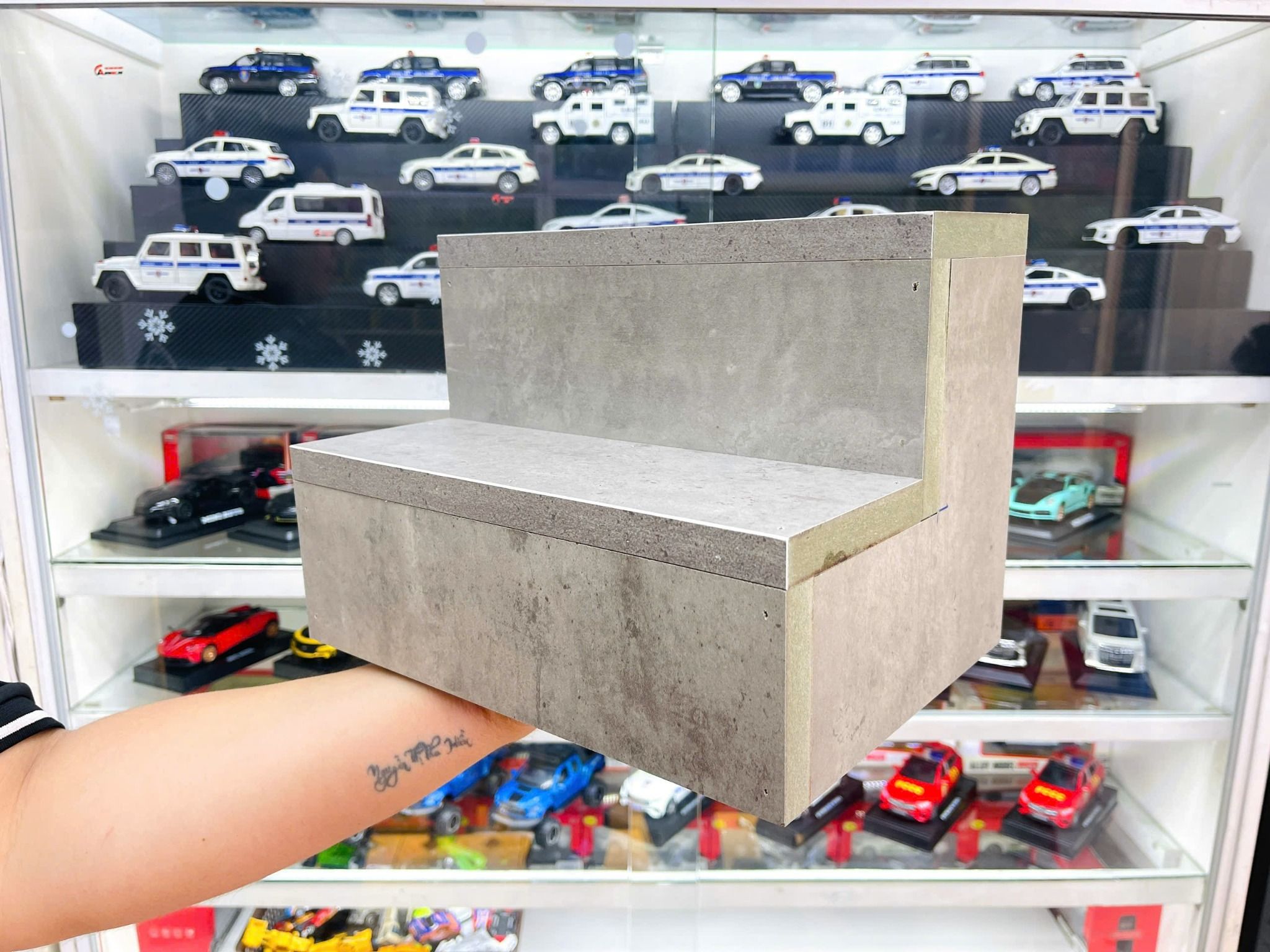 Phụ kiện bục trưng bày gỗ MDF màu xi măng dày 18mm rộng 10cm mỗi tầng cho mô hình xe, nhân vật, gumdam máy bay các tỉ lệ PK485