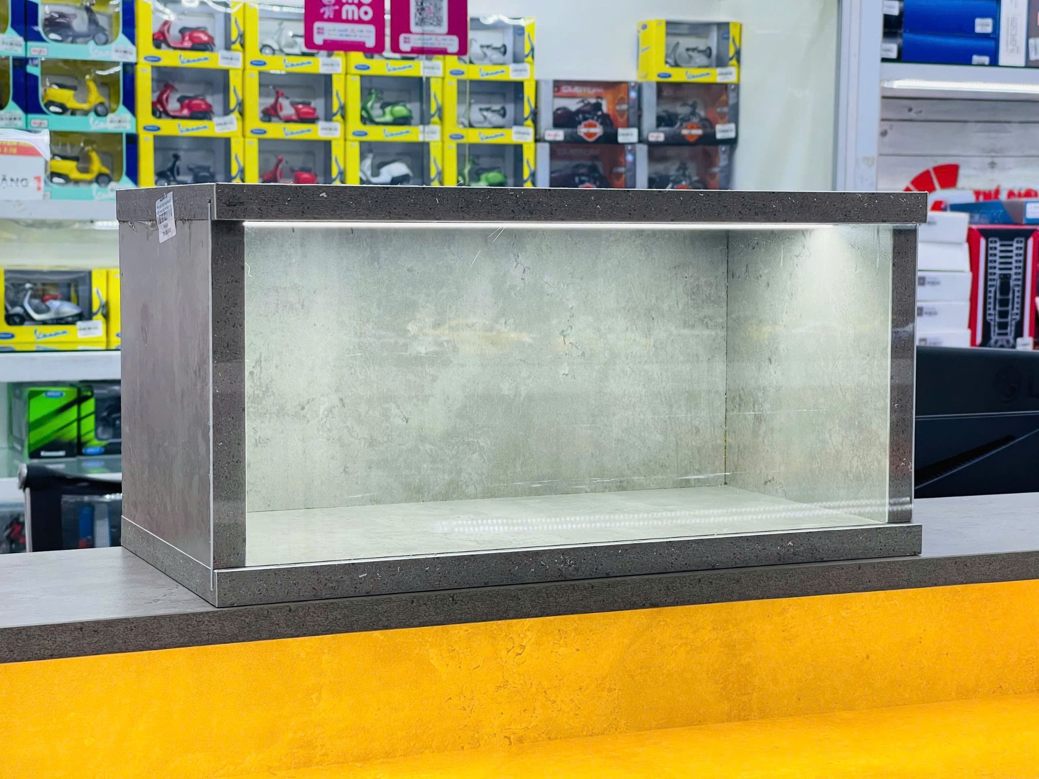 Phụ kiện hộp trưng bày gỗ MDF mica màu xi măng dày 18ly có đèn cho mô hình các thể loại PK499