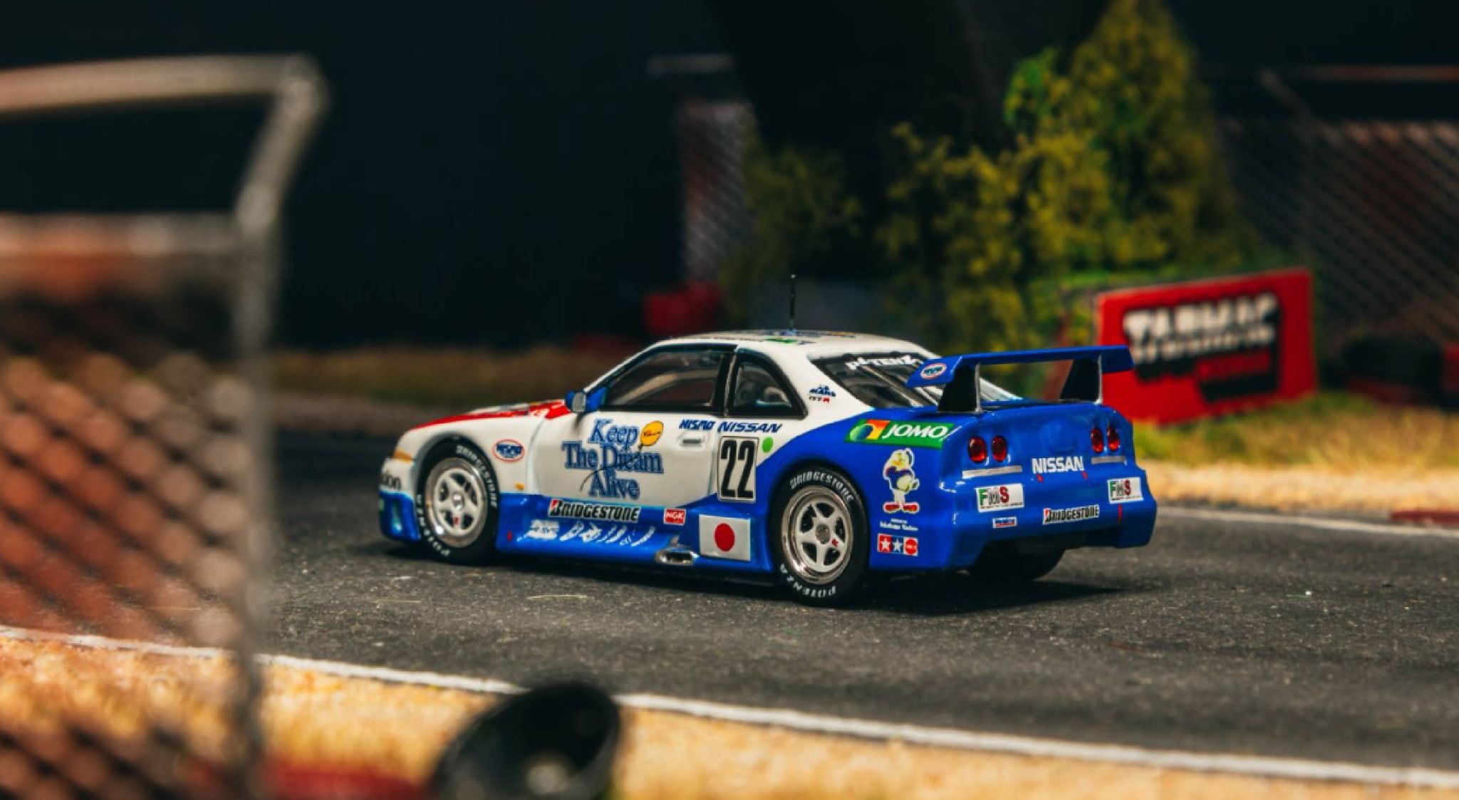 Mô hình xe Nissan NISMO GT-R LM, 24h of Le Mans 1995, H. Fukuyama / M. Kondo / S. Kasuya Tarmac tỉ lệ 1:64 T64-067-95LM22