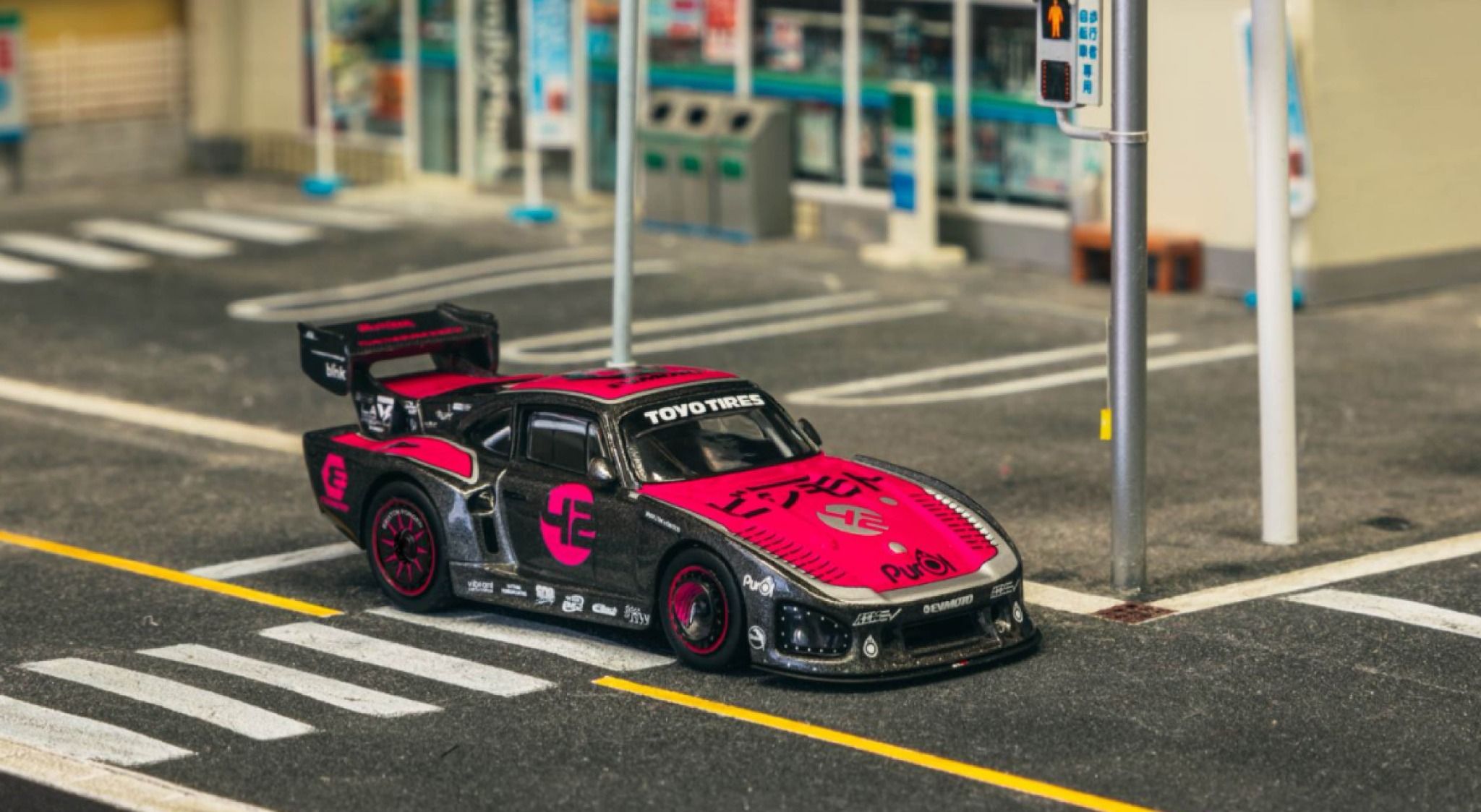 Mô hình xe Bisimoto Porsche 935 K3V, Model Car + Trading Cards Combo Set Tarmac tỉ lệ 1:64 T64-079-K3V