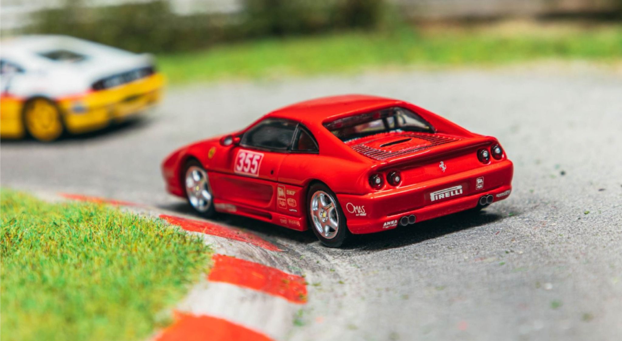 Mô hình xe Ferrari F355 Challenge, Presentation Tarmac tỉ lệ 1:64 T64-083-FRE