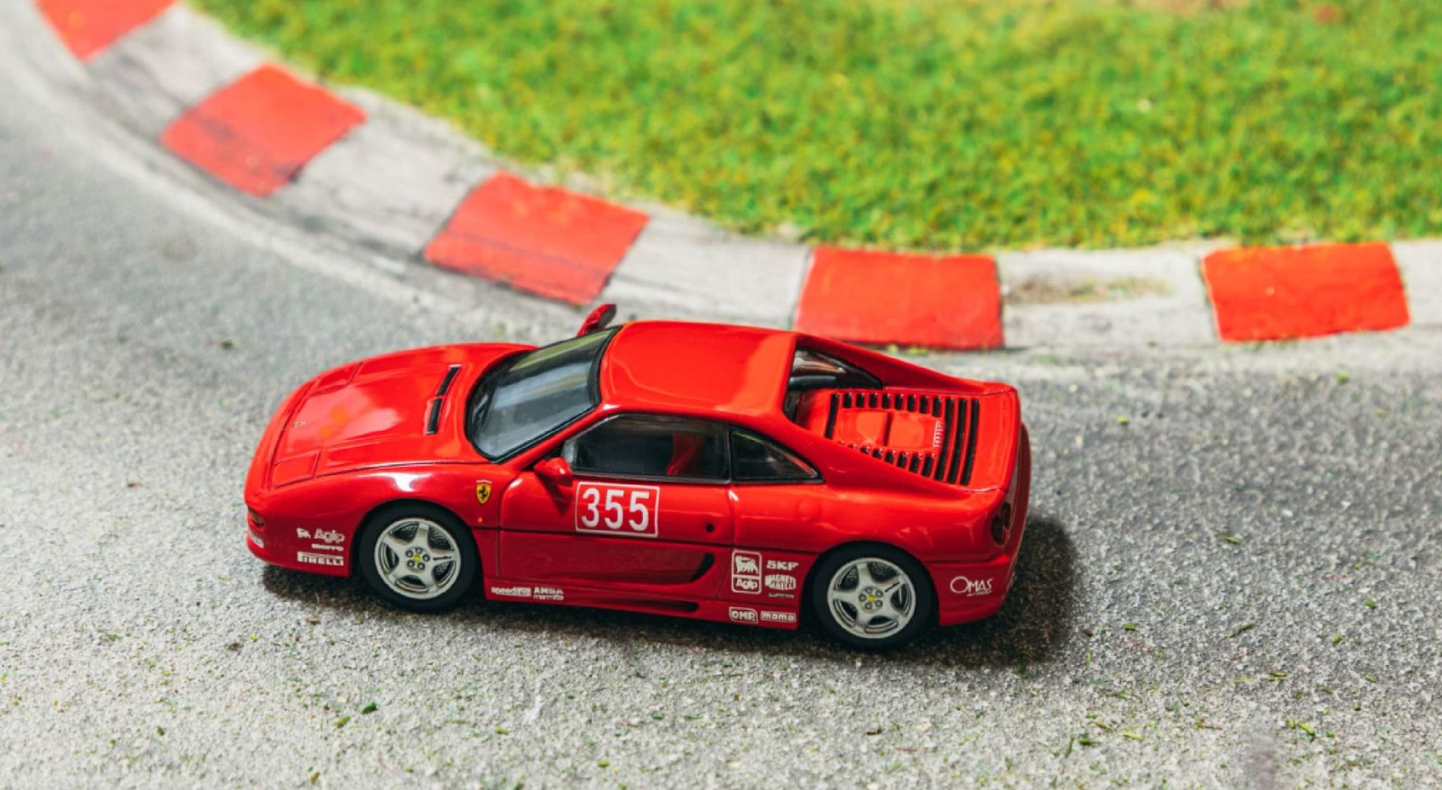 Mô hình xe Ferrari F355 Challenge, Presentation Tarmac tỉ lệ 1:64 T64-083-FRE