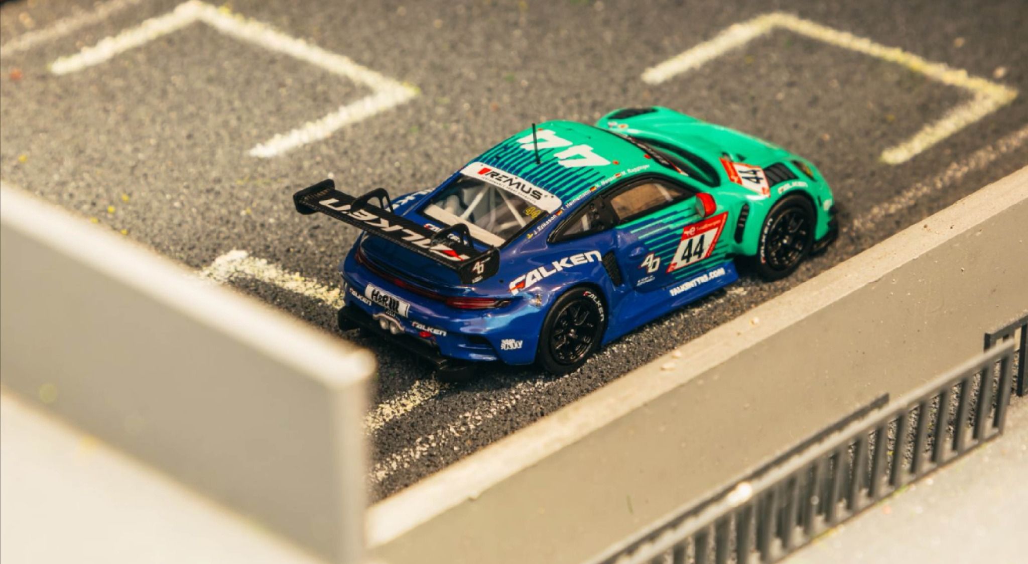 Mô hình xe Porsche 911 GT3 R, Nürburgring 24h 2023, J. Eriksson / T. Heinemann / N. Menzel / M. Ragginger Tarmac tỉ lệ 1:64 T64-084-23NUR44