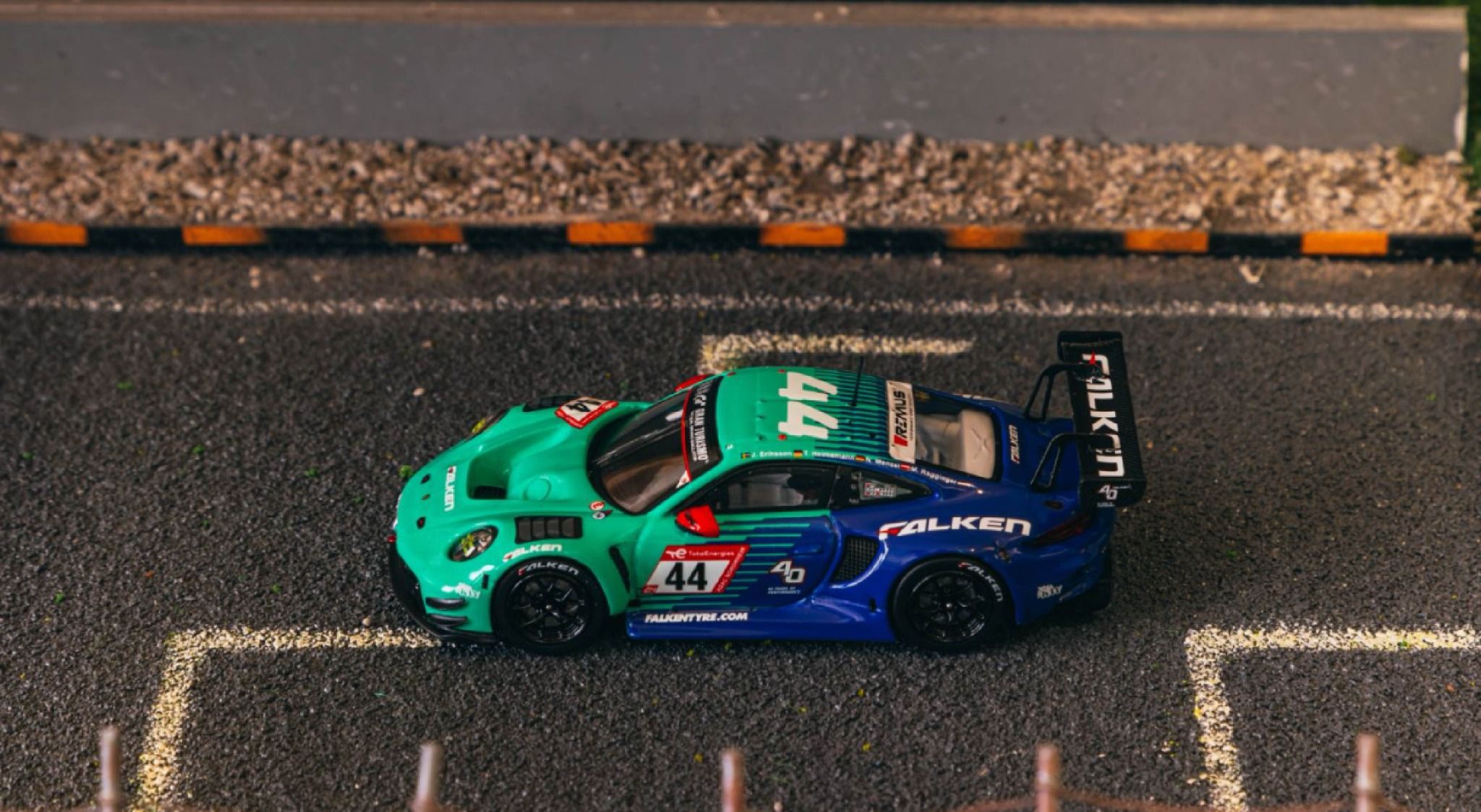 Mô hình xe Porsche 911 GT3 R, Nürburgring 24h 2023, J. Eriksson / T. Heinemann / N. Menzel / M. Ragginger Tarmac tỉ lệ 1:64 T64-084-23NUR44