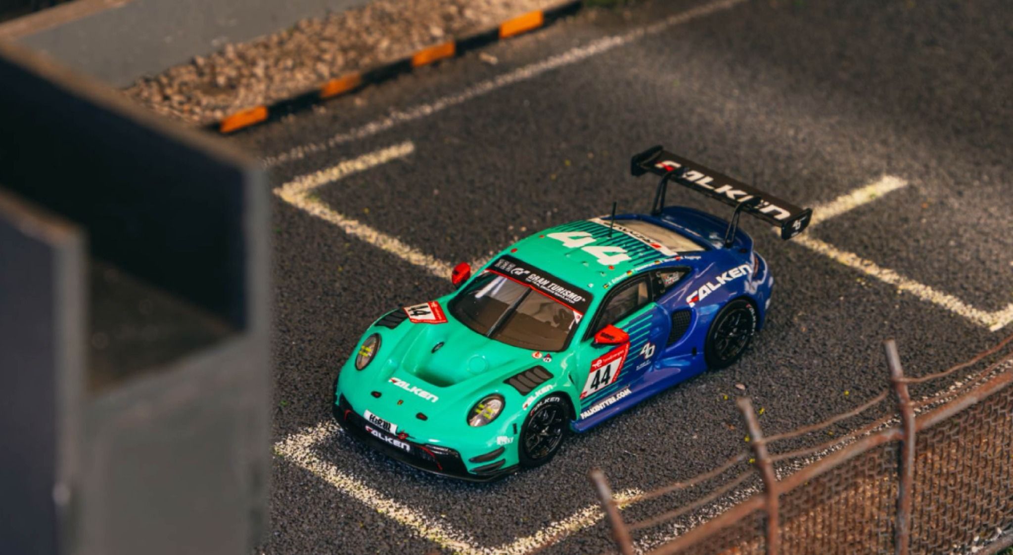 Mô hình xe Porsche 911 GT3 R, Nürburgring 24h 2023, J. Eriksson / T. Heinemann / N. Menzel / M. Ragginger Tarmac tỉ lệ 1:64 T64-084-23NUR44