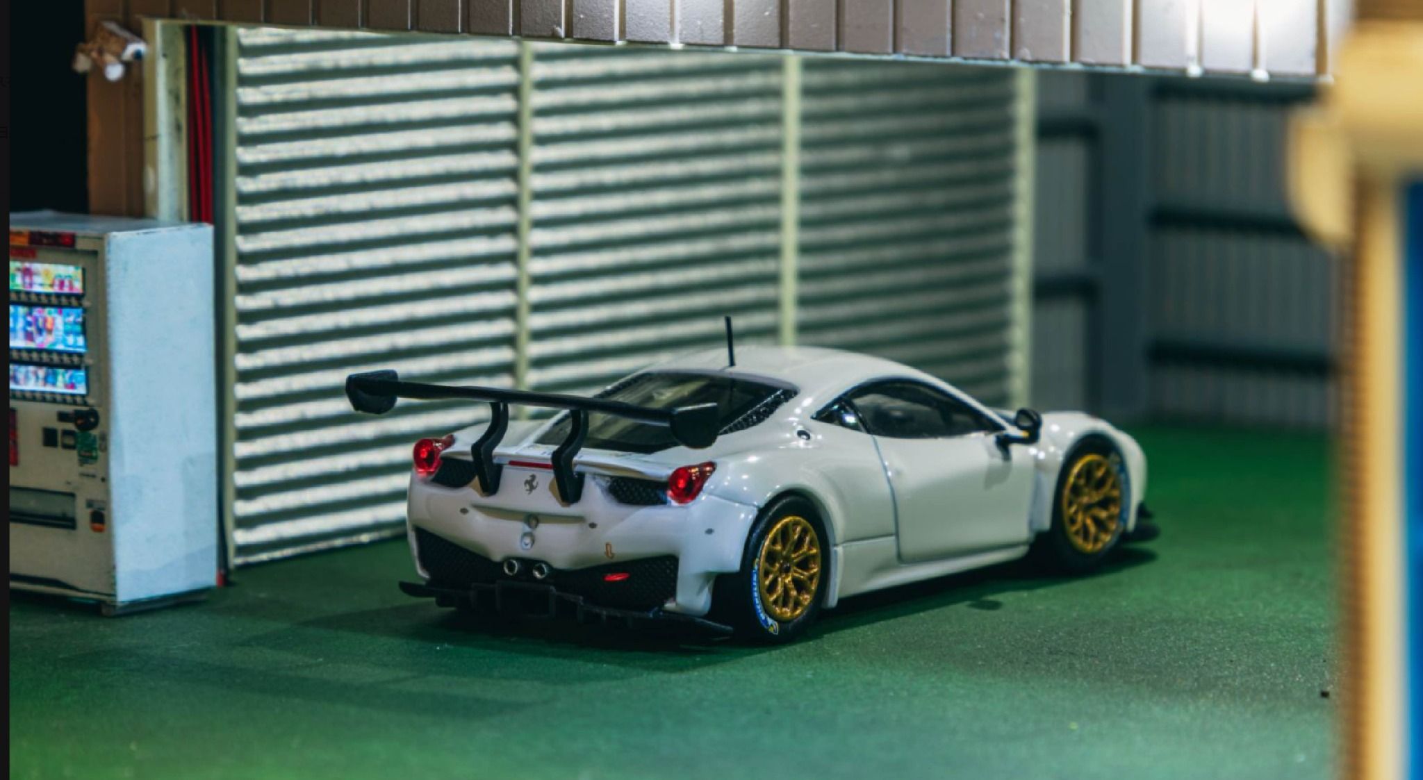 Mô hình xe Ferrari 458 Italia GT3 White tỉ lệ 1:64 Tarmac T64R-074-WH