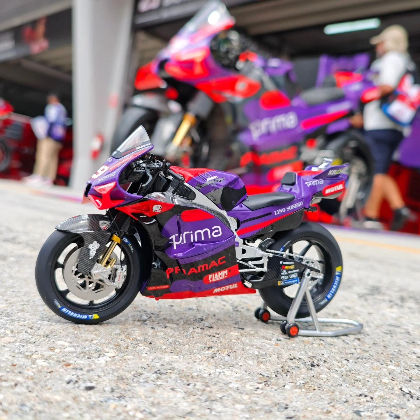 Mô hình xe mô tô GP Pramac Ducati Desmosedici GP24 tỉ lệ 1:12 Kilo Works MT12008