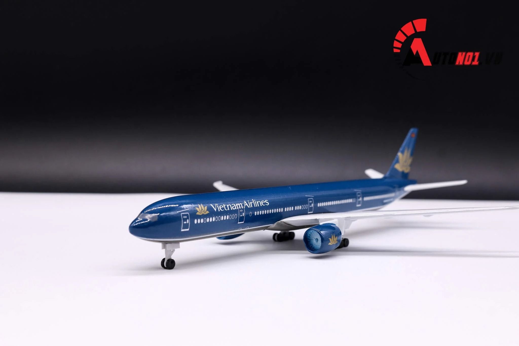 Mô hình máy bay Viet Nam Airlines Boeing B777 300ER 20cm MB20011