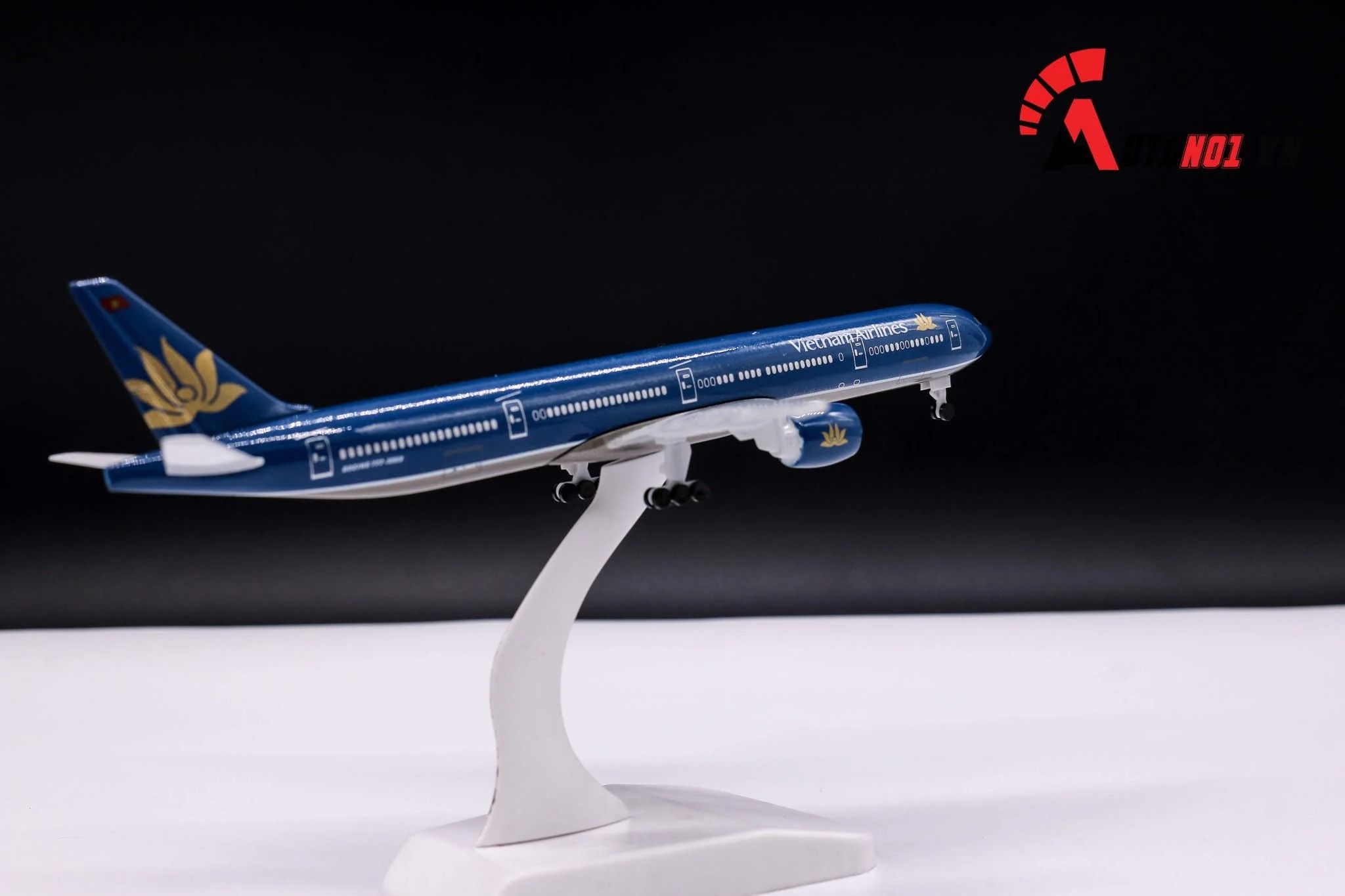 Mô hình máy bay Viet Nam Airlines Boeing B777 300ER 20cm MB20011
