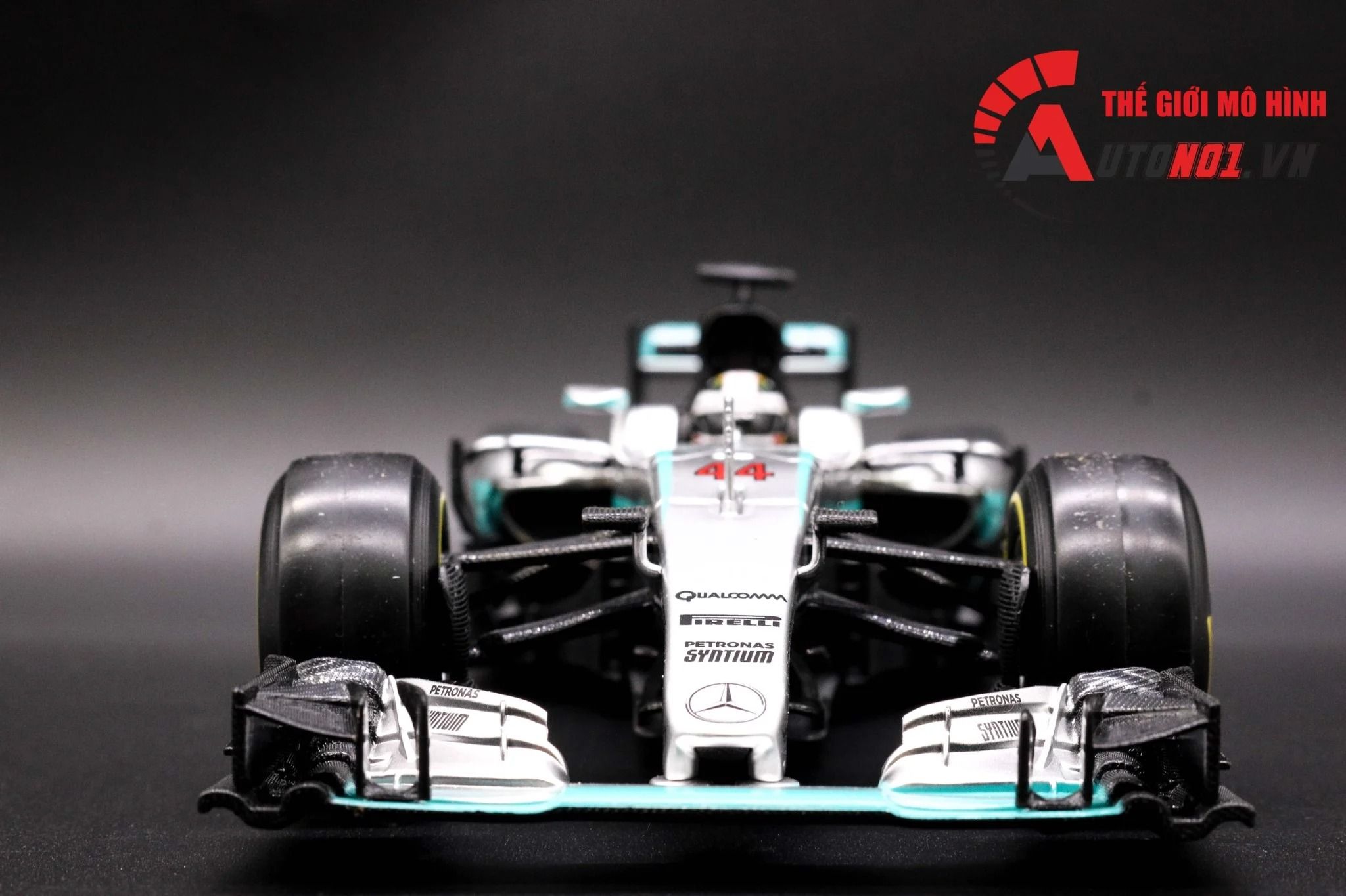 Mô hình xe F1 Mercedes AMG Petronas F1 W07 Hybrid 2016 world champion 1:18 Bburago 5212