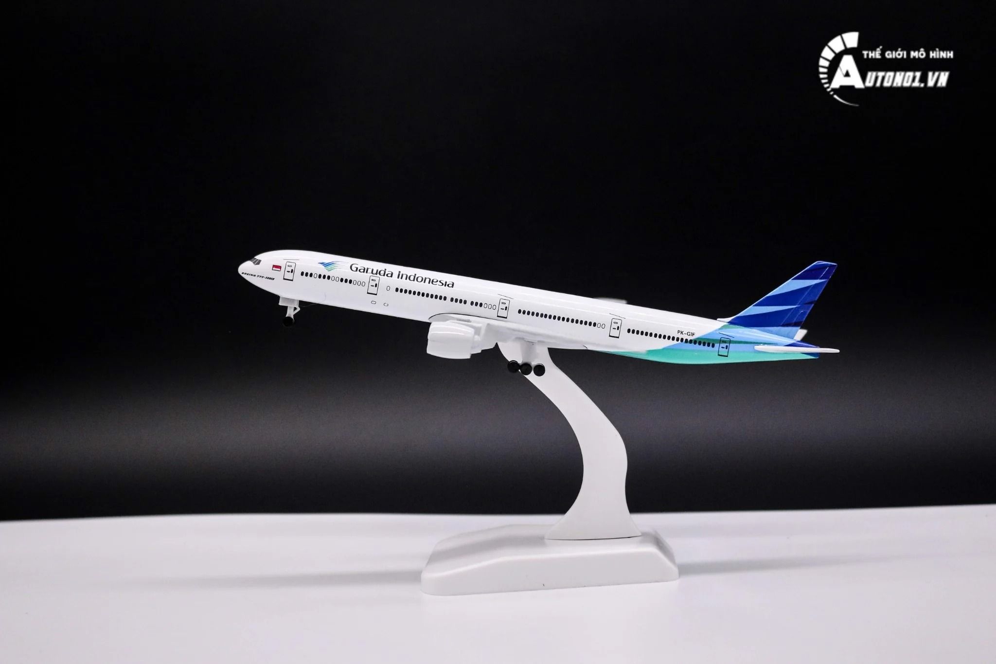 Mô hình máy bay Garuda Indonesia Boeing B777-300ER 20cm MB20031