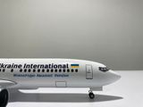  Mô hình máy bay Ukraine International Boeing B737-800 47cm có đèn led tự động theo tiếng vỗ tay hoặc chạm MB47059 