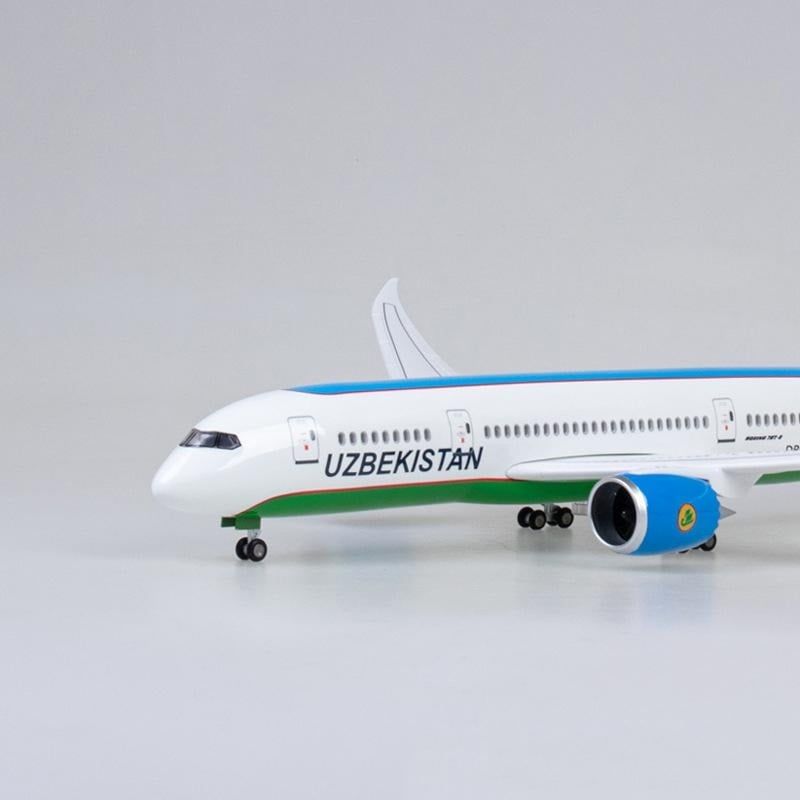 Mô hình máy bay Uzbekistan Boeing B787 tỉ lệ 1:130 47cm có đèn led tự động theo tiếng vỗ tay hoặc chạm MB47048