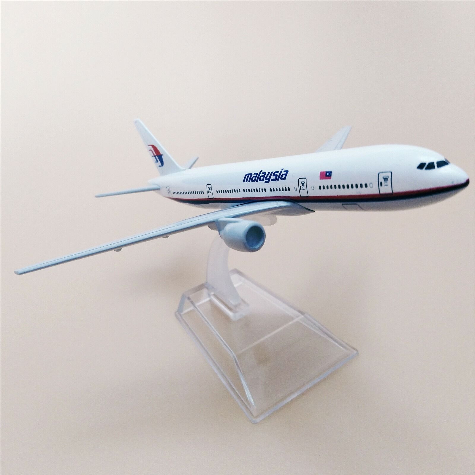 Mô hình máy bay Malaysia Airlines Boeing B777 16cm MB16064