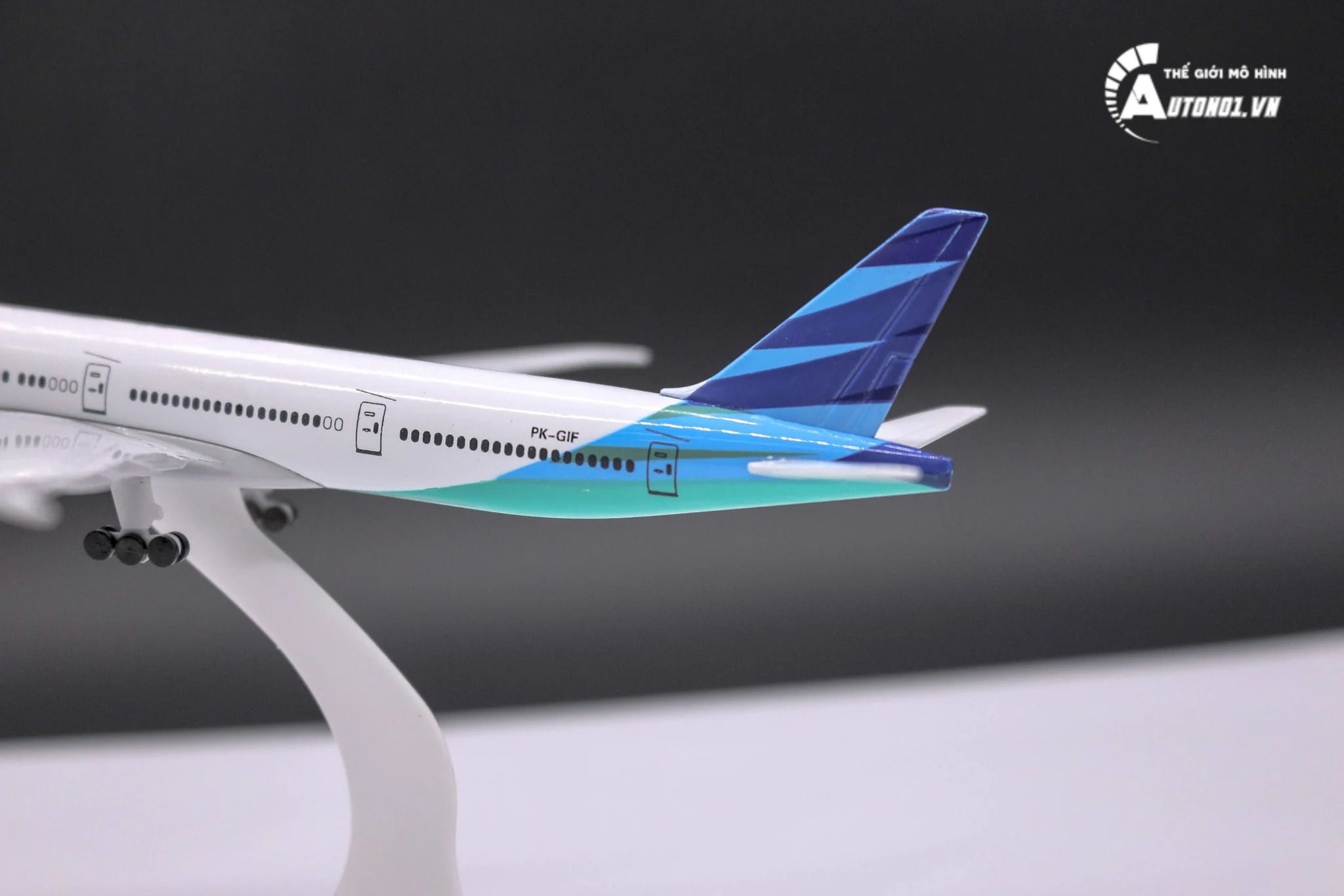Mô hình máy bay Garuda Indonesia Boeing B777-300ER 20cm MB20031