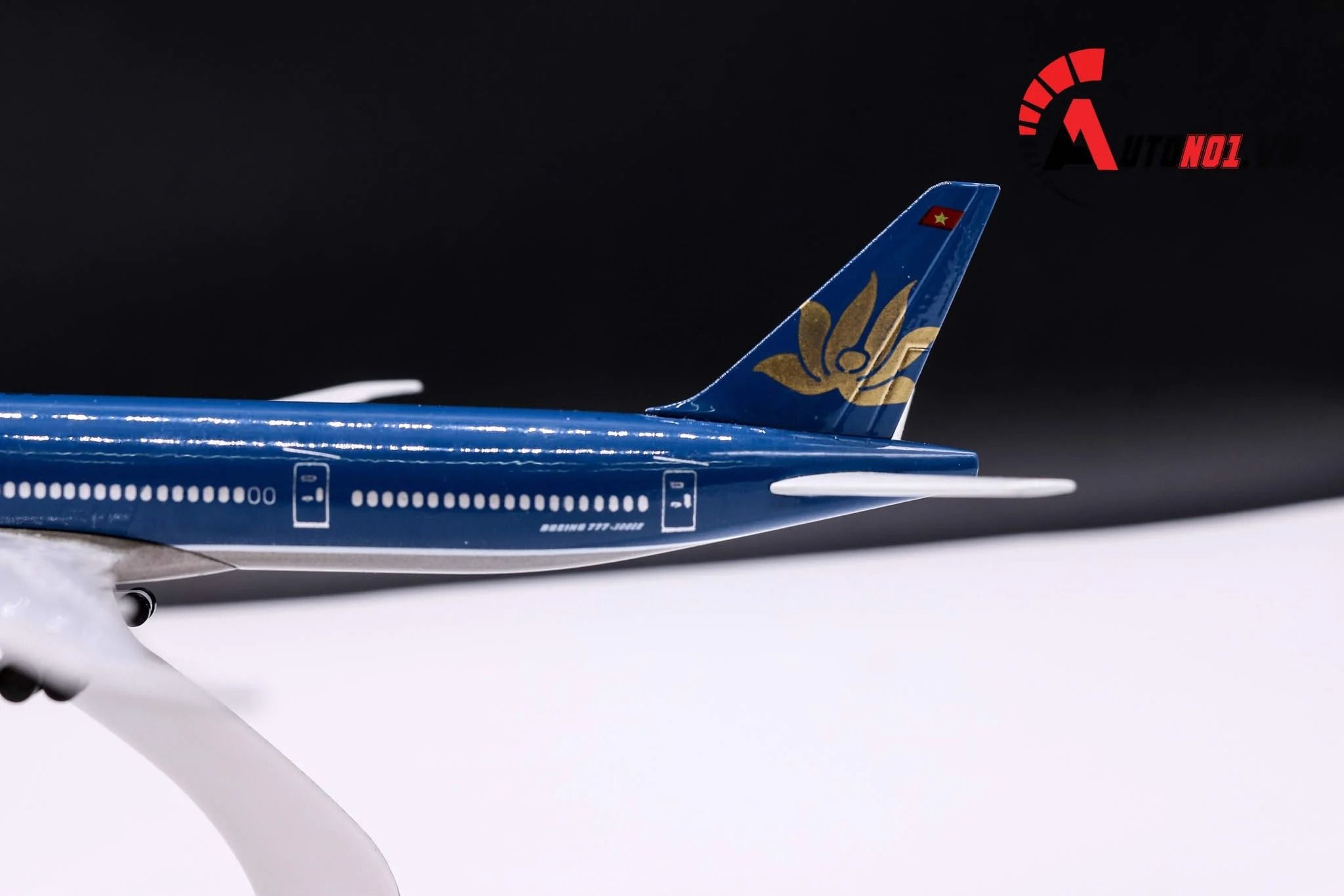 Mô hình máy bay Viet Nam Airlines Boeing B777 300ER 20cm MB20011