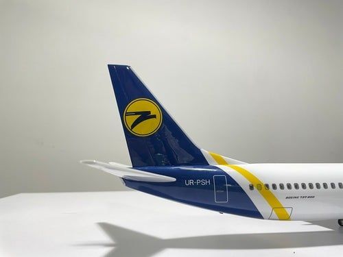  Mô hình máy bay Ukraine International Boeing B737-800 47cm có đèn led tự động theo tiếng vỗ tay hoặc chạm MB47059 