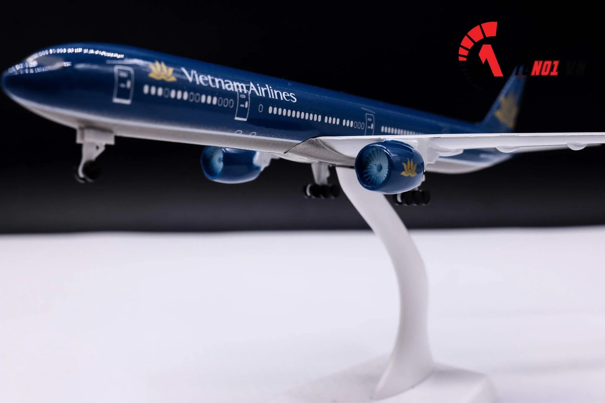 Mô hình máy bay Viet Nam Airlines Boeing B777 300ER 20cm MB20011