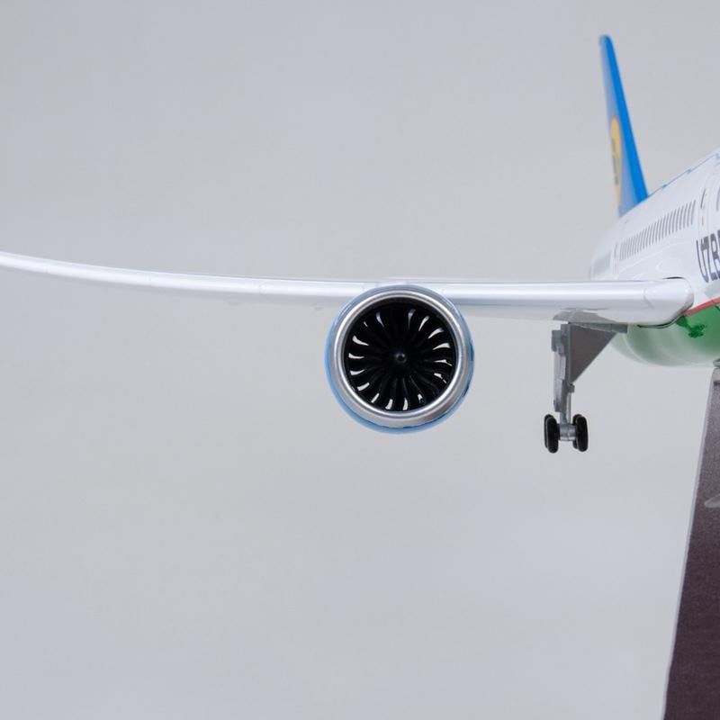 Mô hình máy bay Uzbekistan Boeing B787 tỉ lệ 1:130 47cm có đèn led tự động theo tiếng vỗ tay hoặc chạm MB47048