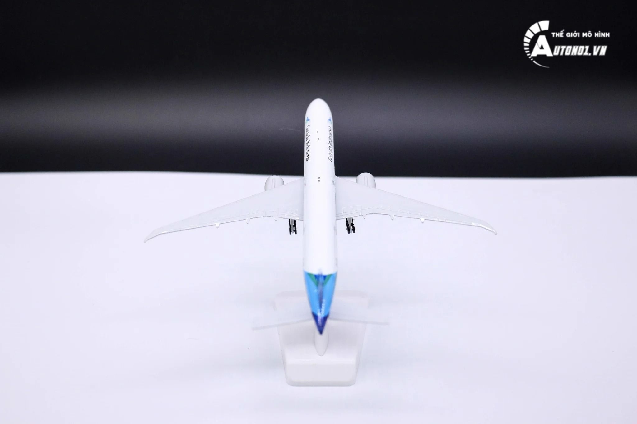 Mô hình máy bay Garuda Indonesia Boeing B777-300ER 20cm MB20031