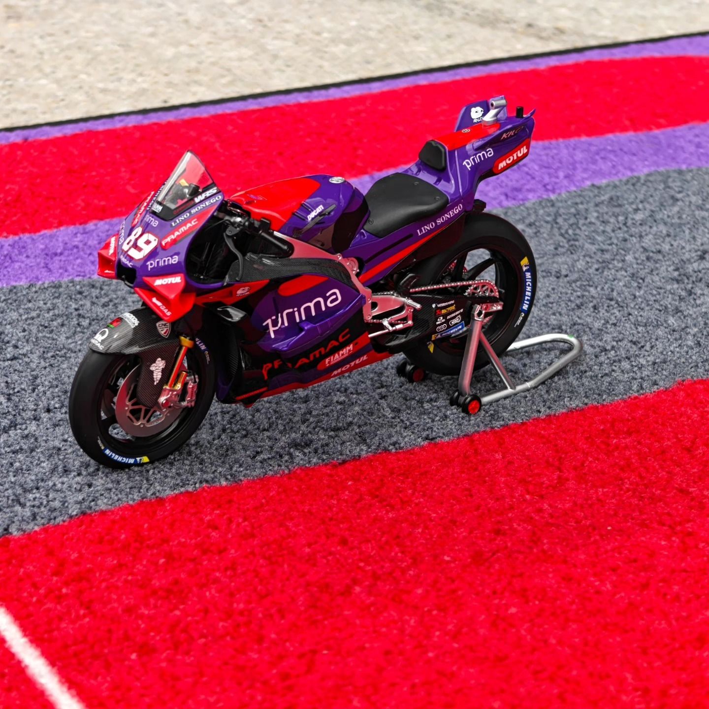 Mô hình xe mô tô GP Pramac Ducati Desmosedici GP24 tỉ lệ 1:12 Kilo Works MT12008