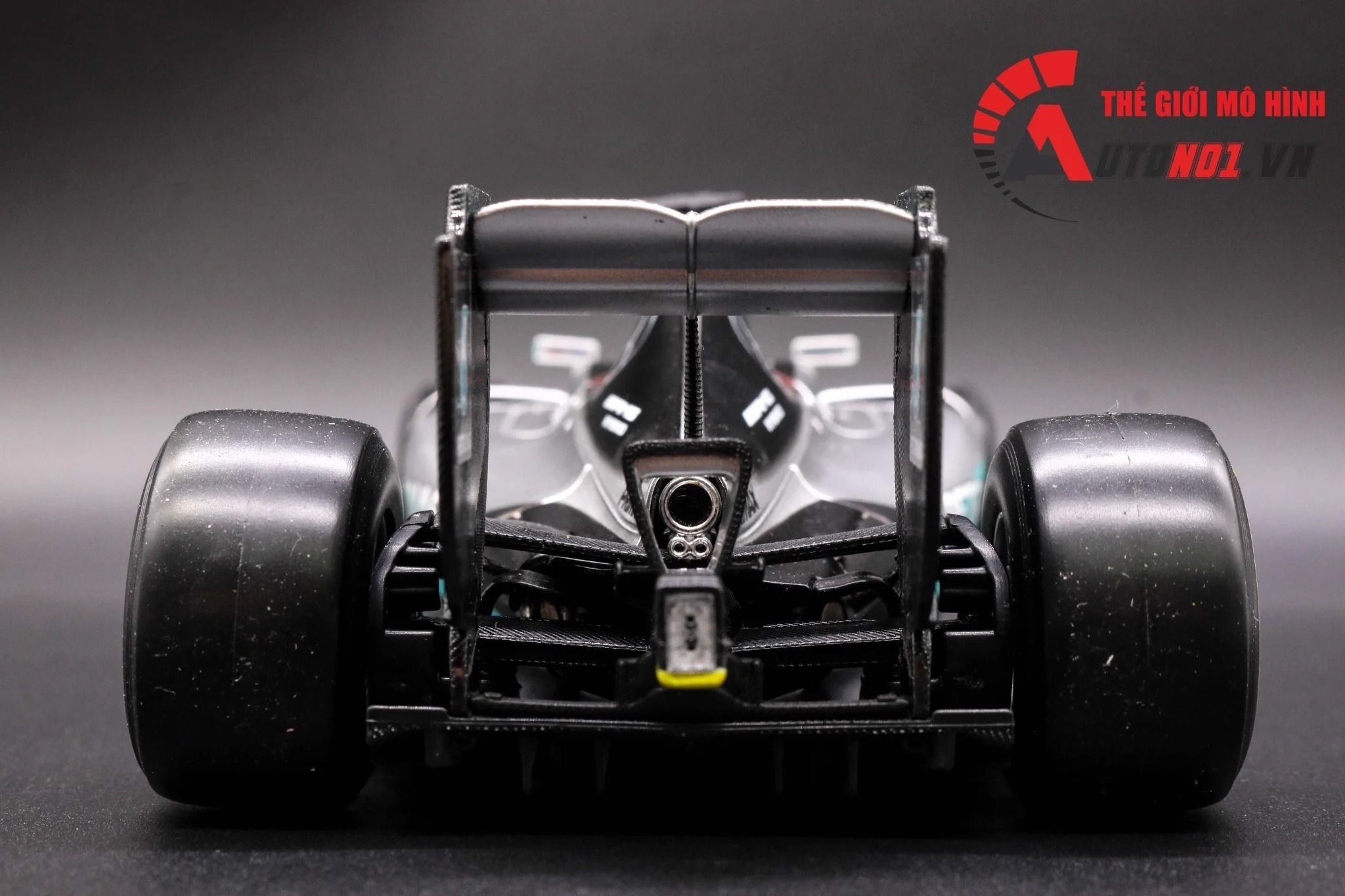 Mô hình xe F1 Mercedes AMG Petronas F1 W07 Hybrid 2016 world champion 1:18 Bburago 5212