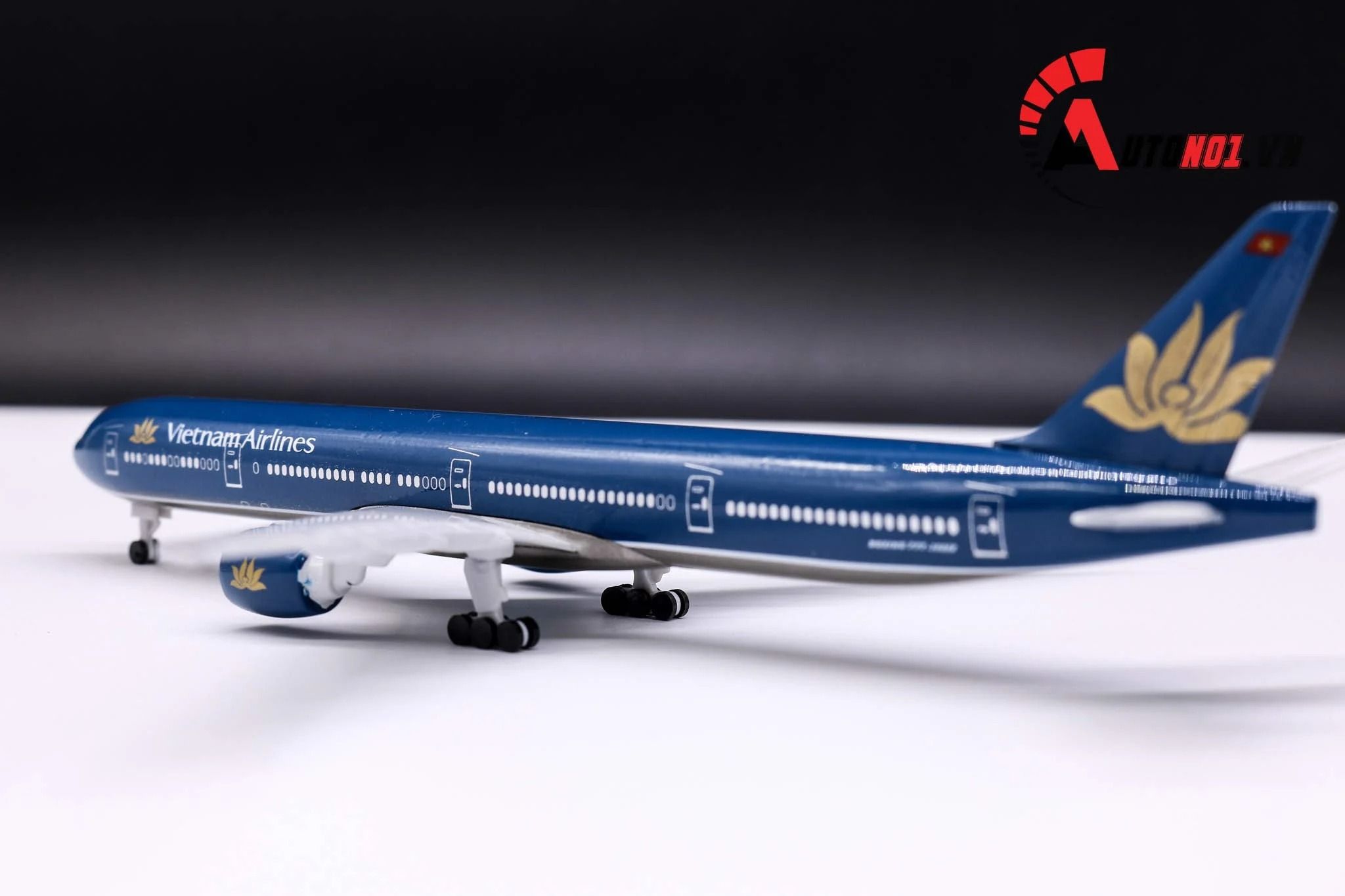 Mô hình máy bay Viet Nam Airlines Boeing B777 300ER 20cm MB20011
