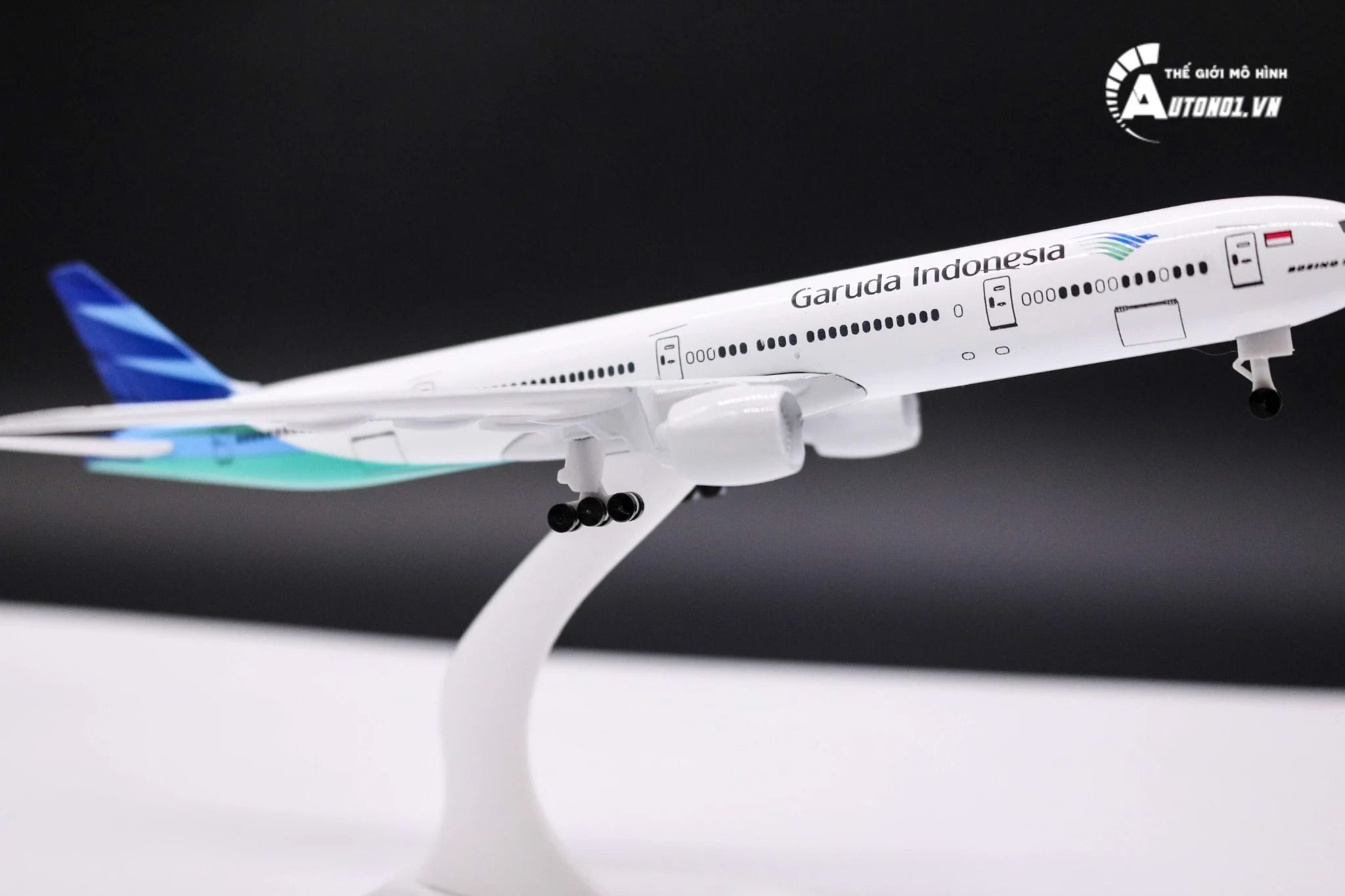 Mô hình máy bay Garuda Indonesia Boeing B777-300ER 20cm MB20031