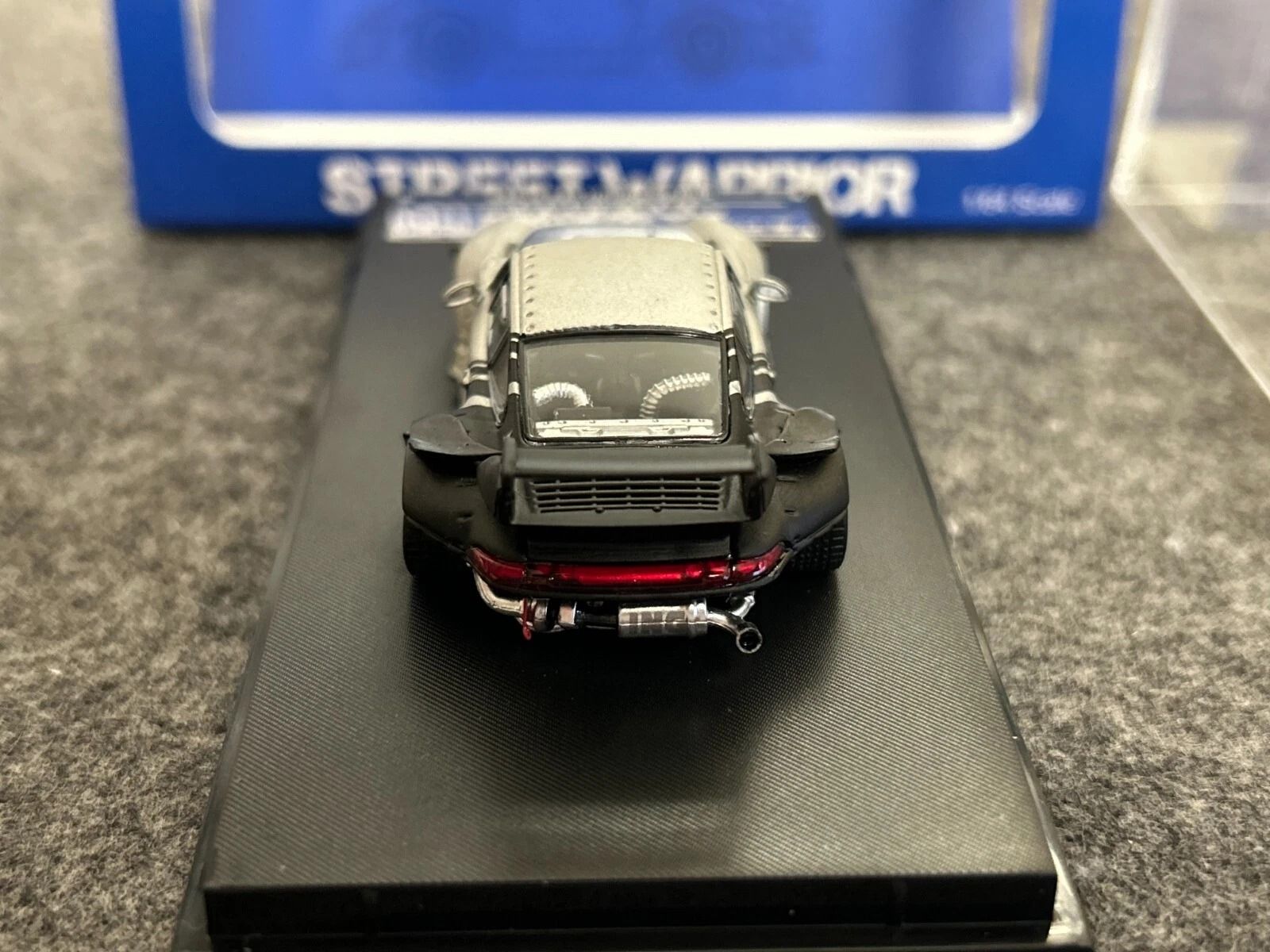 Mô hình xe Porsche Rauth Welt RWB 993 GT wipe body silver - carbon rear wing tỉ lệ 1:64 Street Weapon OT64449