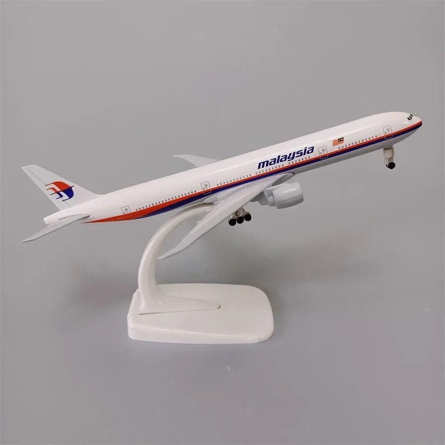 Mô hình máy bay Malaysia Boeing B777 có bánh xe 20cm MB20118