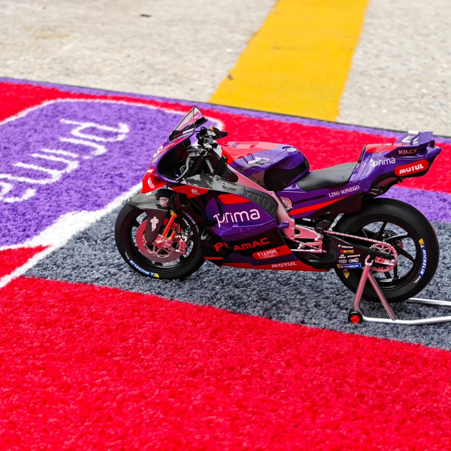 Mô hình xe mô tô GP Pramac Ducati Desmosedici GP24 tỉ lệ 1:12 Kilo Works MT12008
