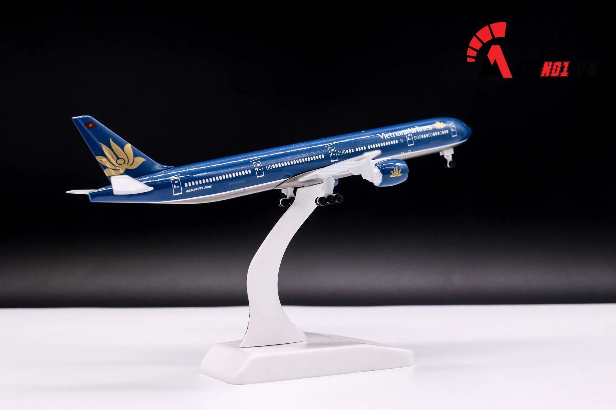 Mô hình máy bay Viet Nam Airlines Boeing B777 300ER 20cm MB20011