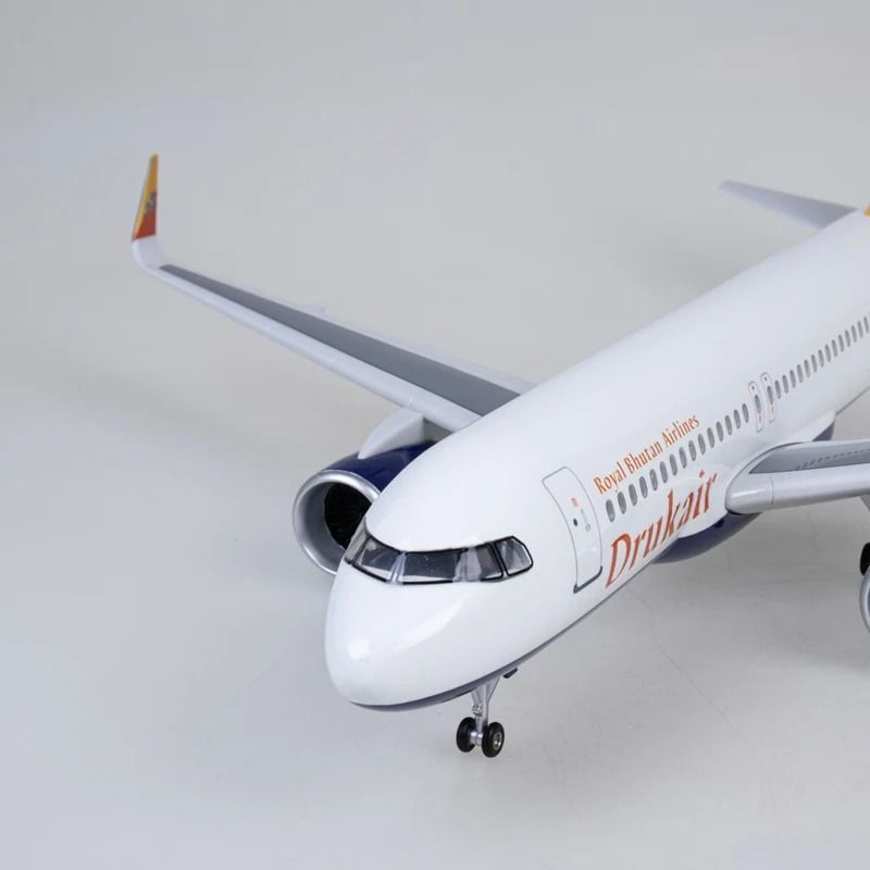 Mô hình máy bay Bhutan Airlines Drukair Airbus A320 Neo 47cm có đèn led tự động theo tiếng vỗ tay hoặc chạm MB47061