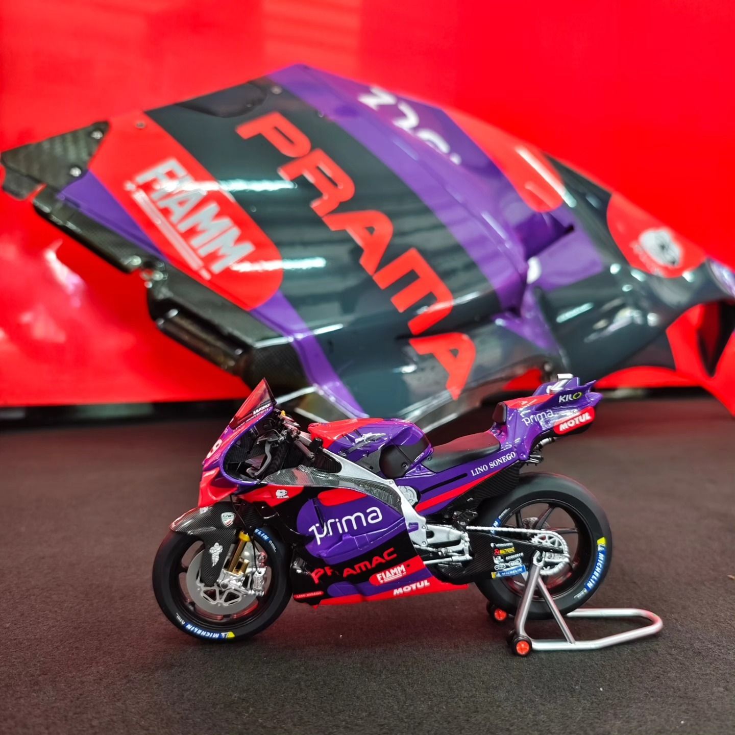 Mô hình xe mô tô GP Pramac Ducati Desmosedici GP24 tỉ lệ 1:12 Kilo Works MT12008