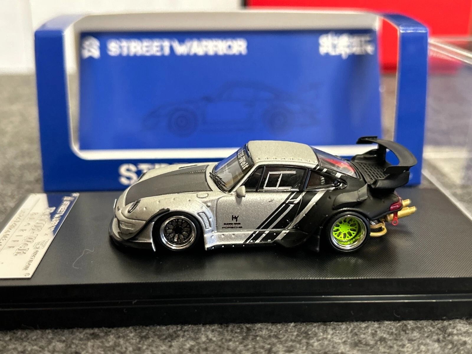 Mô hình xe Porsche Rauth Welt RWB 993 GT wipe body silver - carbon rear wing tỉ lệ 1:64 Street Weapon OT64449