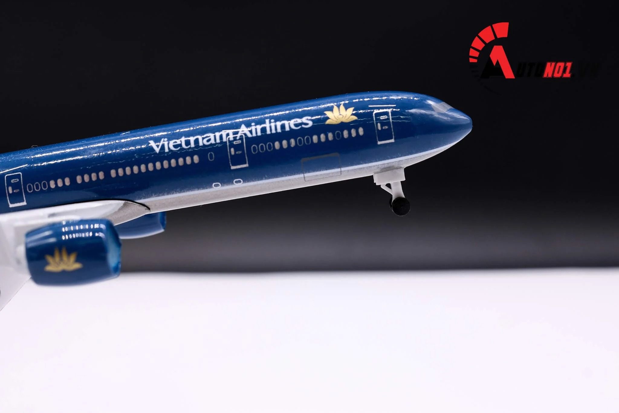 Mô hình máy bay Viet Nam Airlines Boeing B777 300ER 20cm MB20011