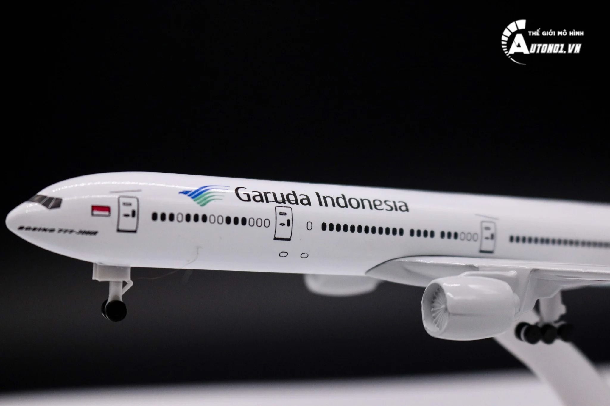 Mô hình máy bay Garuda Indonesia Boeing B777-300ER 20cm MB20031
