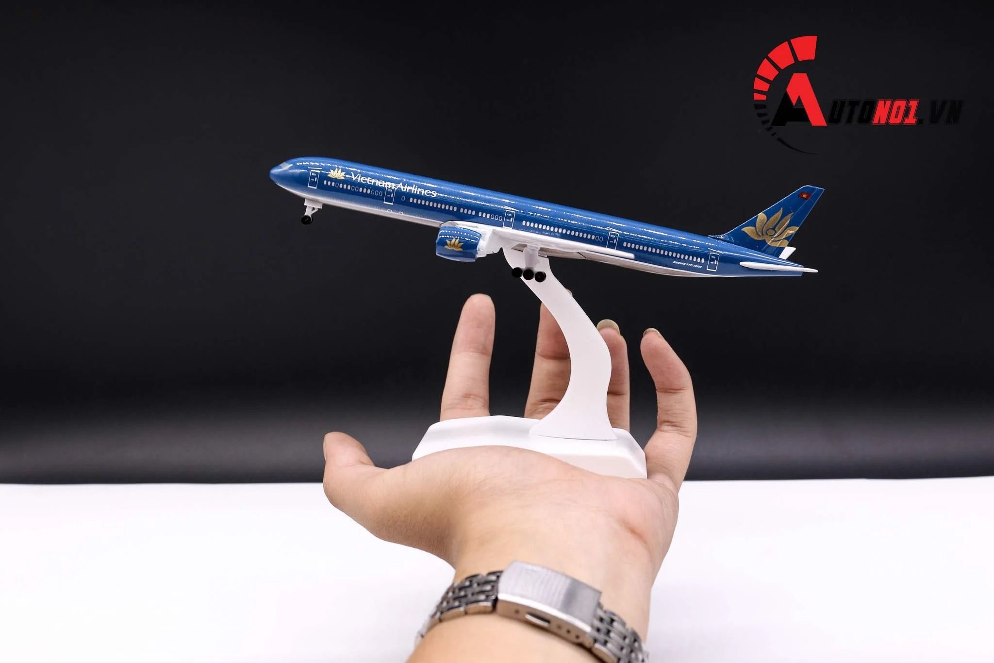 Mô hình máy bay Viet Nam Airlines Boeing B777 300ER 20cm MB20011
