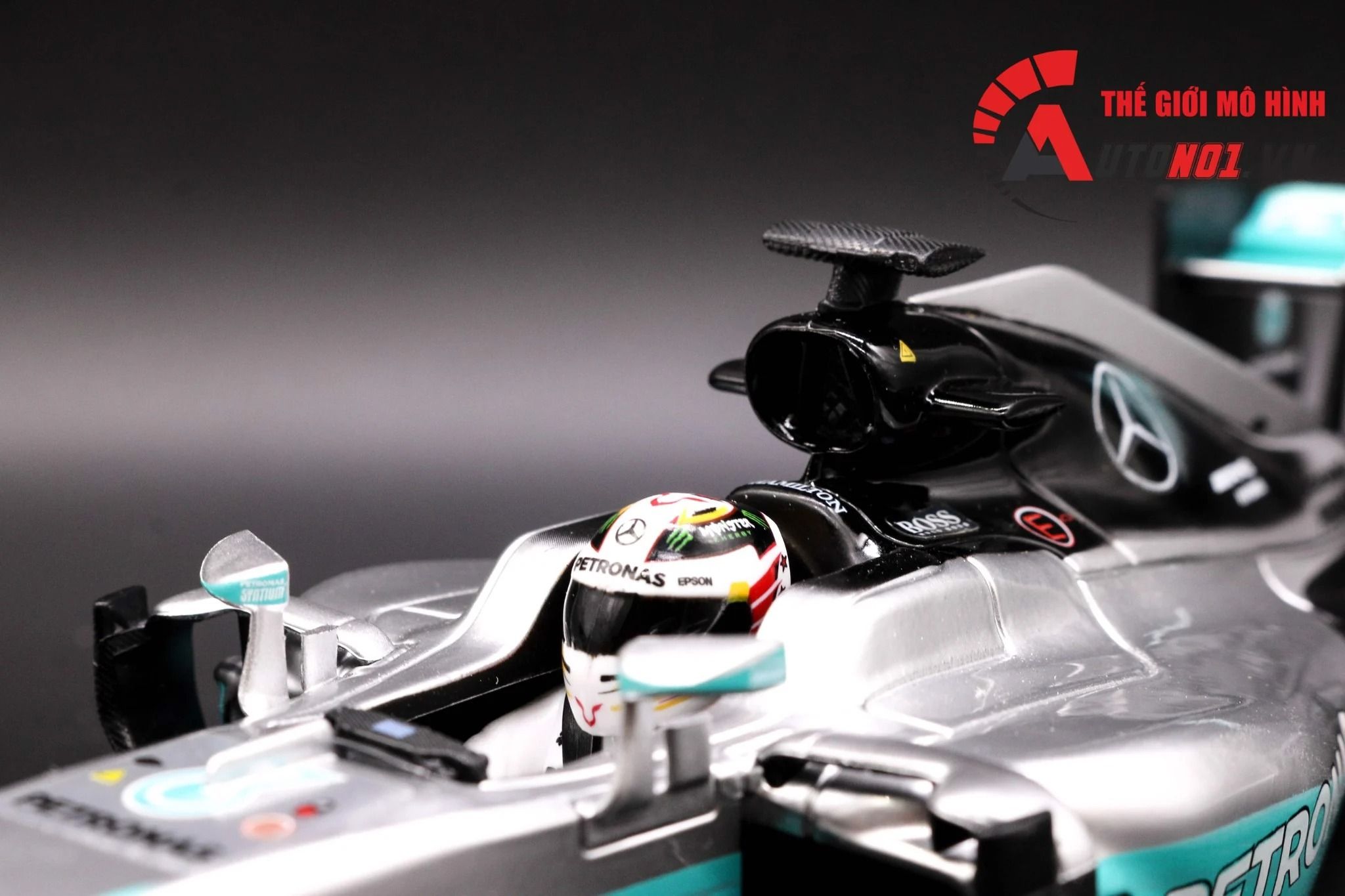 Mô hình xe F1 Mercedes AMG Petronas F1 W07 Hybrid 2016 world champion 1:18 Bburago 5212