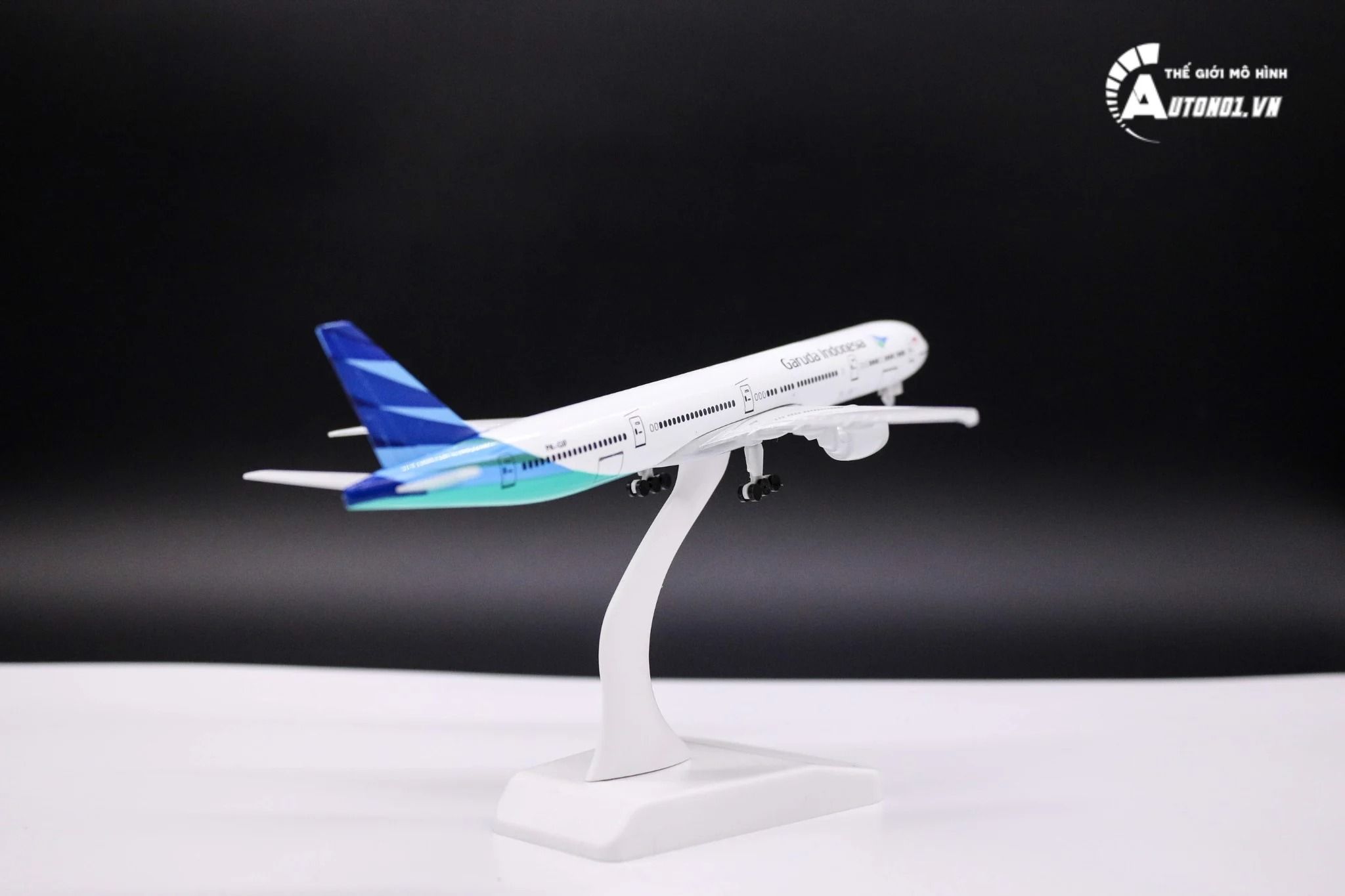 Mô hình máy bay Garuda Indonesia Boeing B777-300ER 20cm MB20031