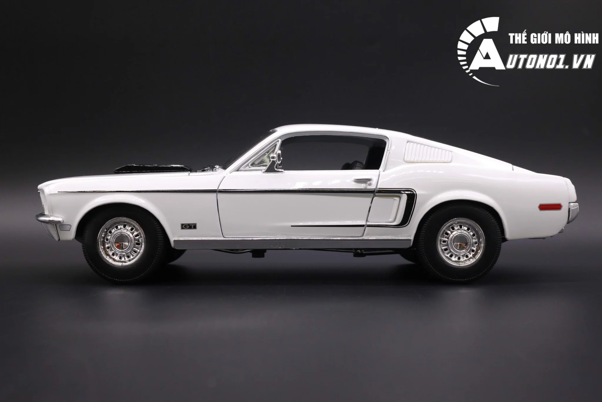 Mô hình xe Ford Mustang Gt Cobra Jet 1968 full open tỉ lệ 1:18 Maisto 31167 BL OT18017