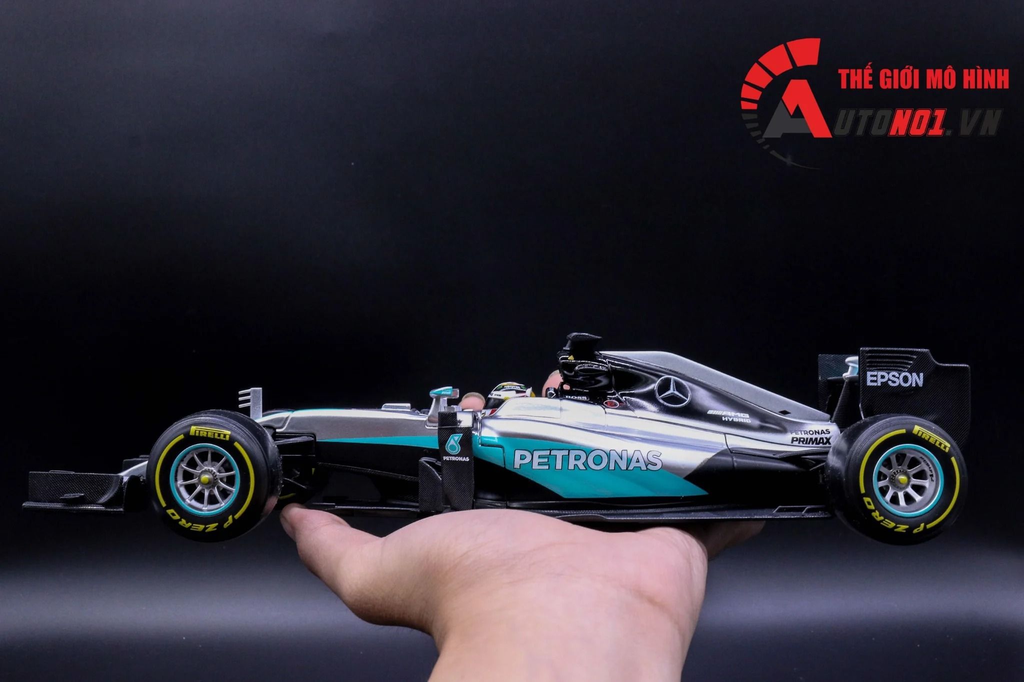 Mô hình xe F1 Mercedes AMG Petronas F1 W07 Hybrid 2016 world champion 1:18 Bburago 5212